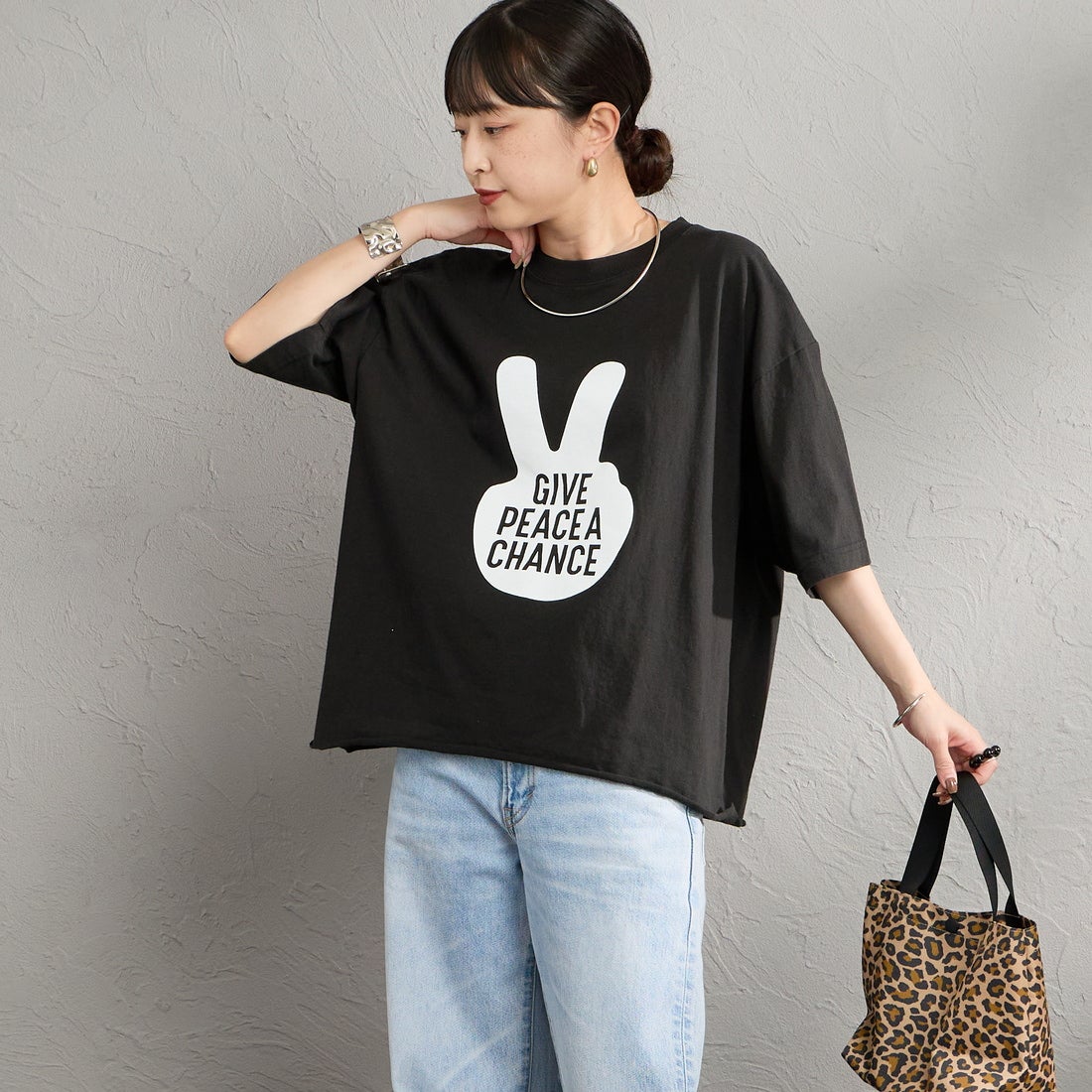 FUNG [ファング] GIVE PEACE カットオフ プリントTシャツ [GIVE-PEACE] BLACK &&モデル身長：150cm 着用サイズ：M&&
