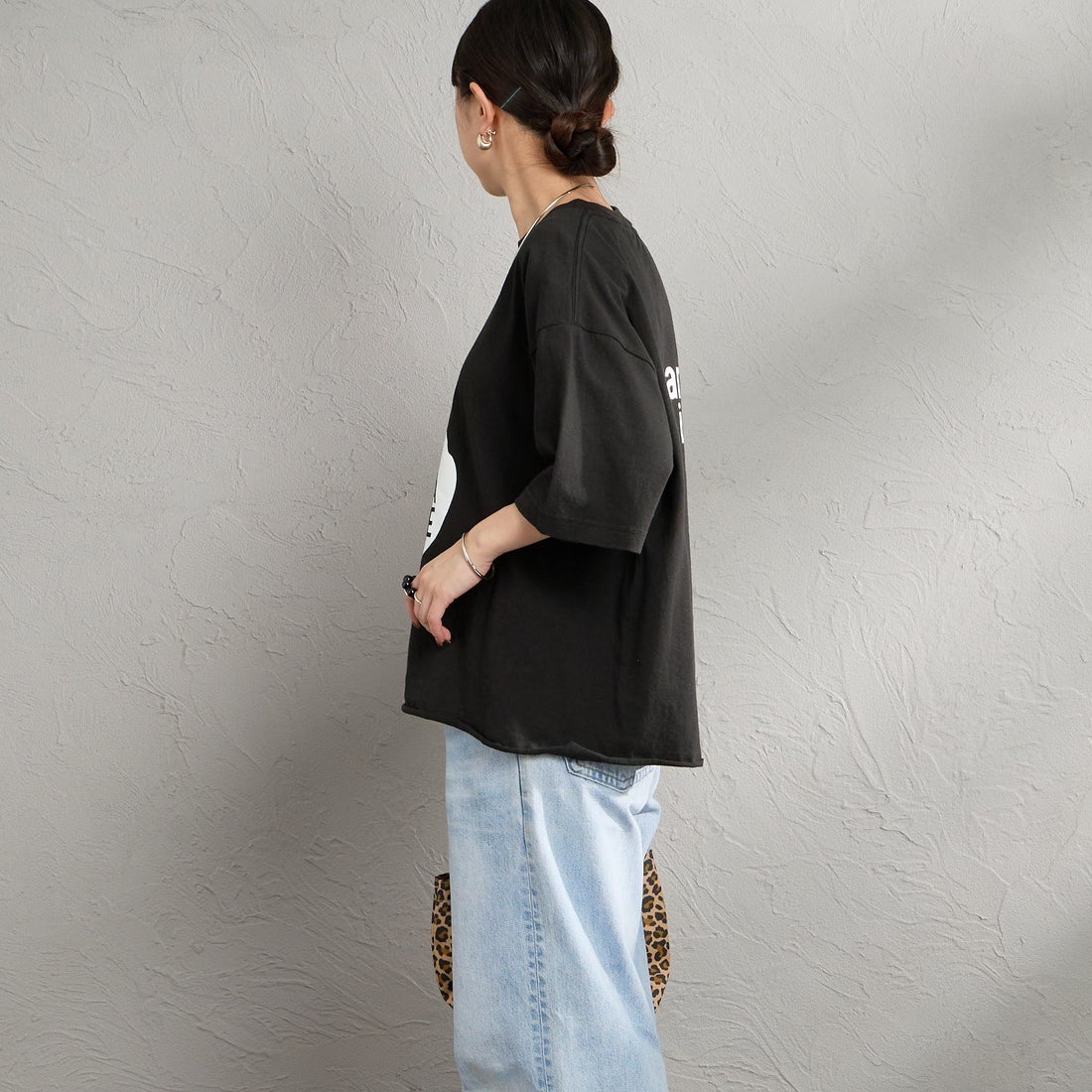 FUNG [ファング] GIVE PEACE カットオフ プリントTシャツ [GIVE-PEACE] BLACK &&モデル身長：150cm 着用サイズ：M&&