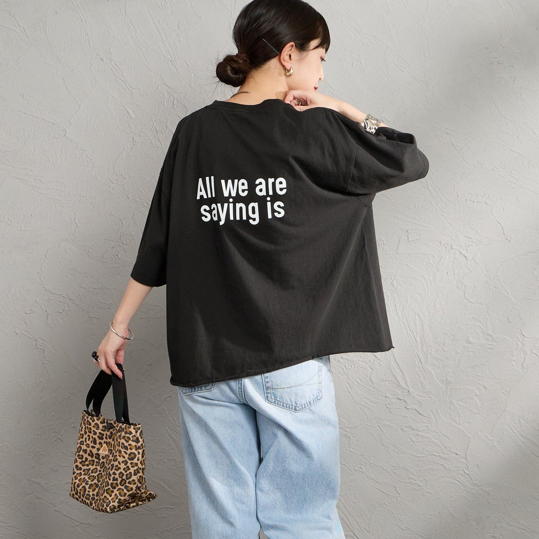 FUNG [ファング] GIVE PEACE カットオフ プリントTシャツ [GIVE-PEACE] BLACK &&モデル身長：150cm 着用サイズ：M&&