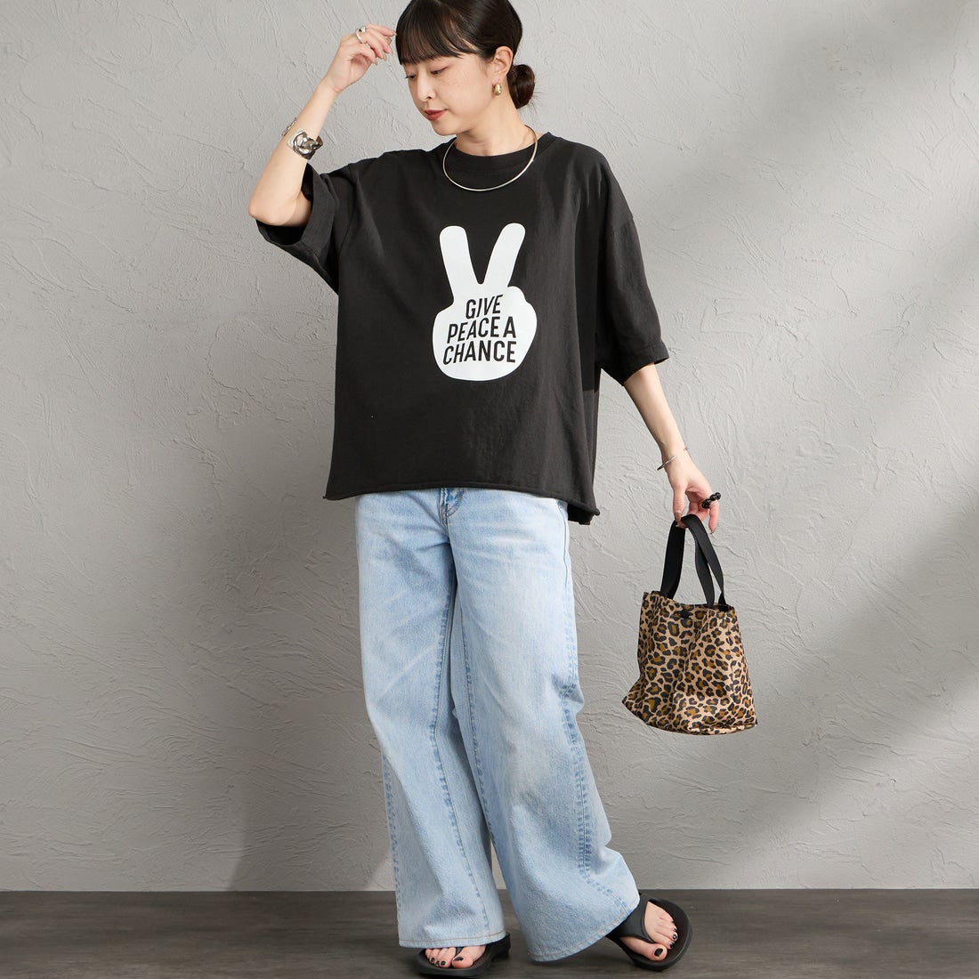 FUNG [ファング] GIVE PEACE カットオフ プリントTシャツ [GIVE-PEACE] BLACK &&モデル身長：150cm 着用サイズ：M&&
