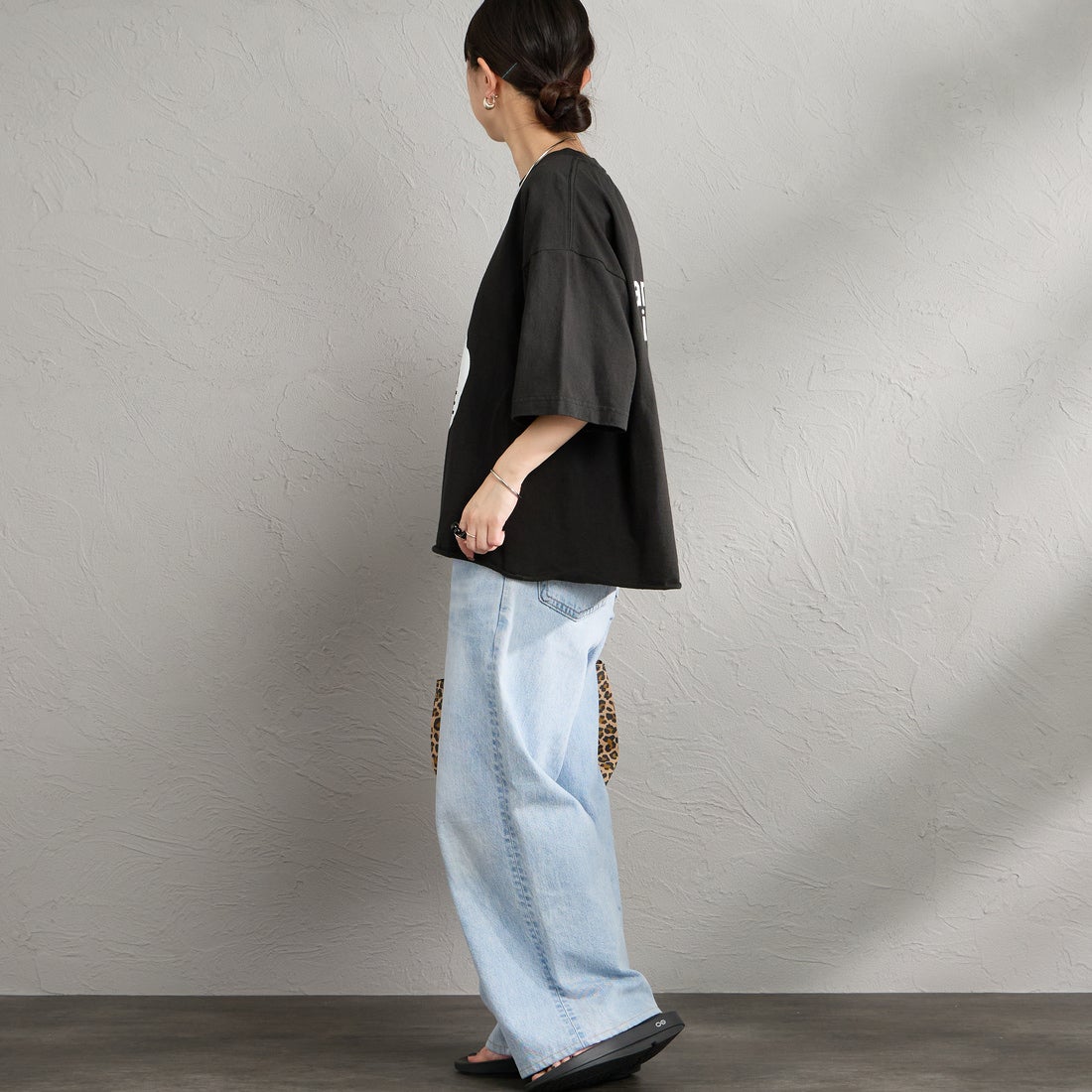 FUNG [ファング] GIVE PEACE カットオフ プリントTシャツ [GIVE-PEACE] BLACK &&モデル身長：150cm 着用サイズ：M&&