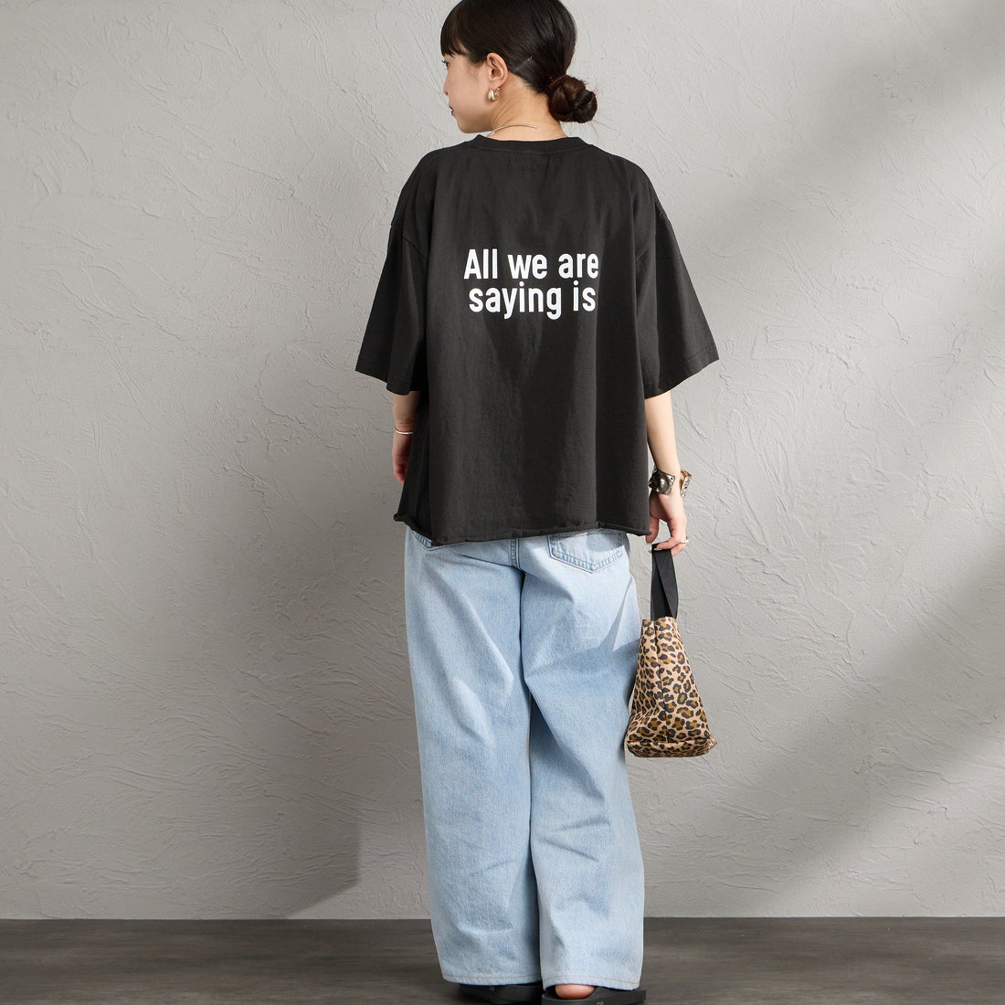 FUNG [ファング] GIVE PEACE カットオフ プリントTシャツ [GIVE-PEACE] BLACK &&モデル身長：150cm 着用サイズ：M&&