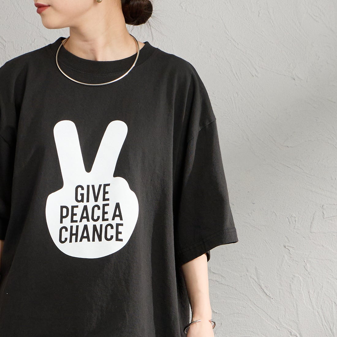 FUNG [ファング] GIVE PEACE カットオフ プリントTシャツ [GIVE-PEACE] BLACK &&モデル身長：150cm 着用サイズ：M&&
