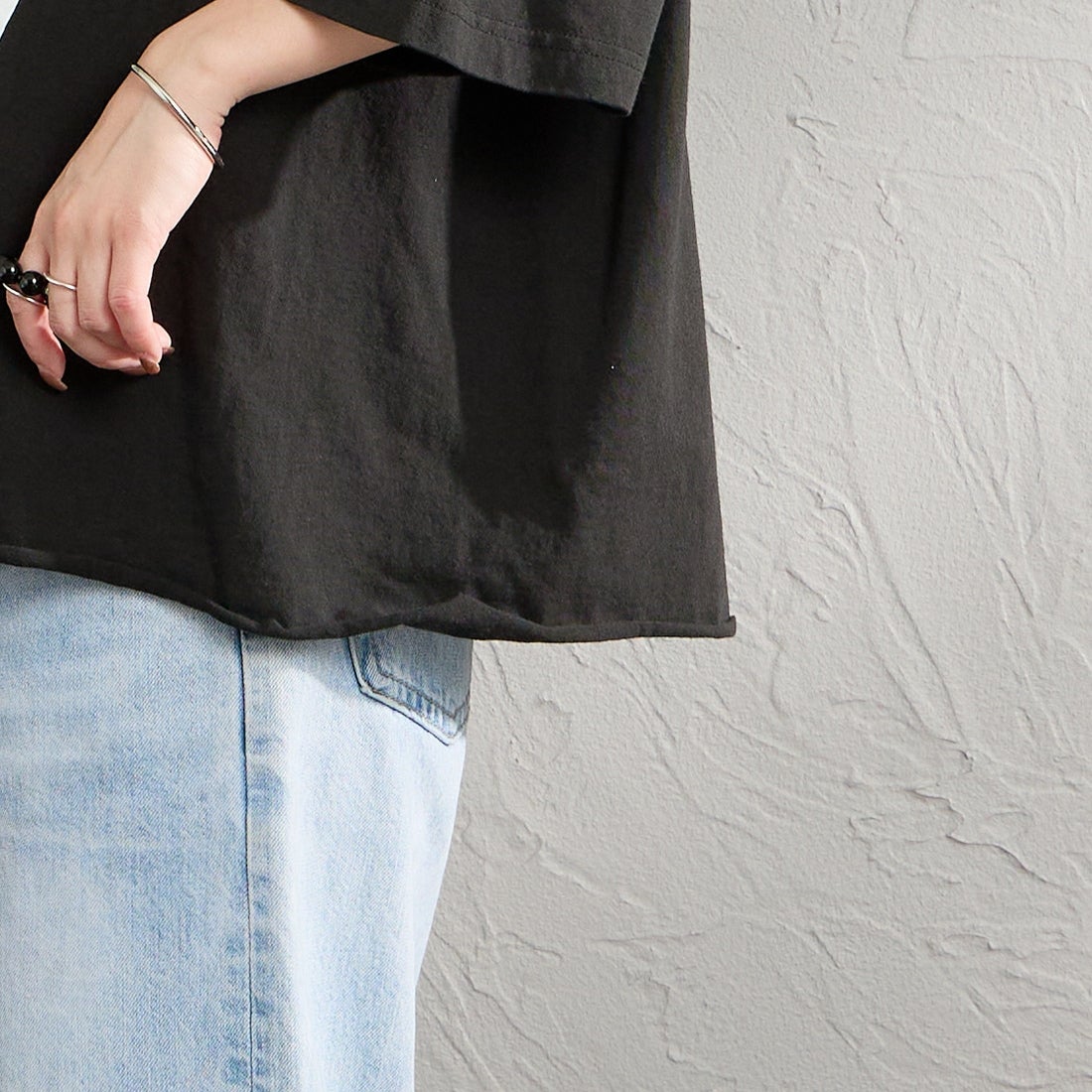 FUNG [ファング] GIVE PEACE カットオフ プリントTシャツ [GIVE-PEACE] BLACK &&モデル身長：150cm 着用サイズ：M&&