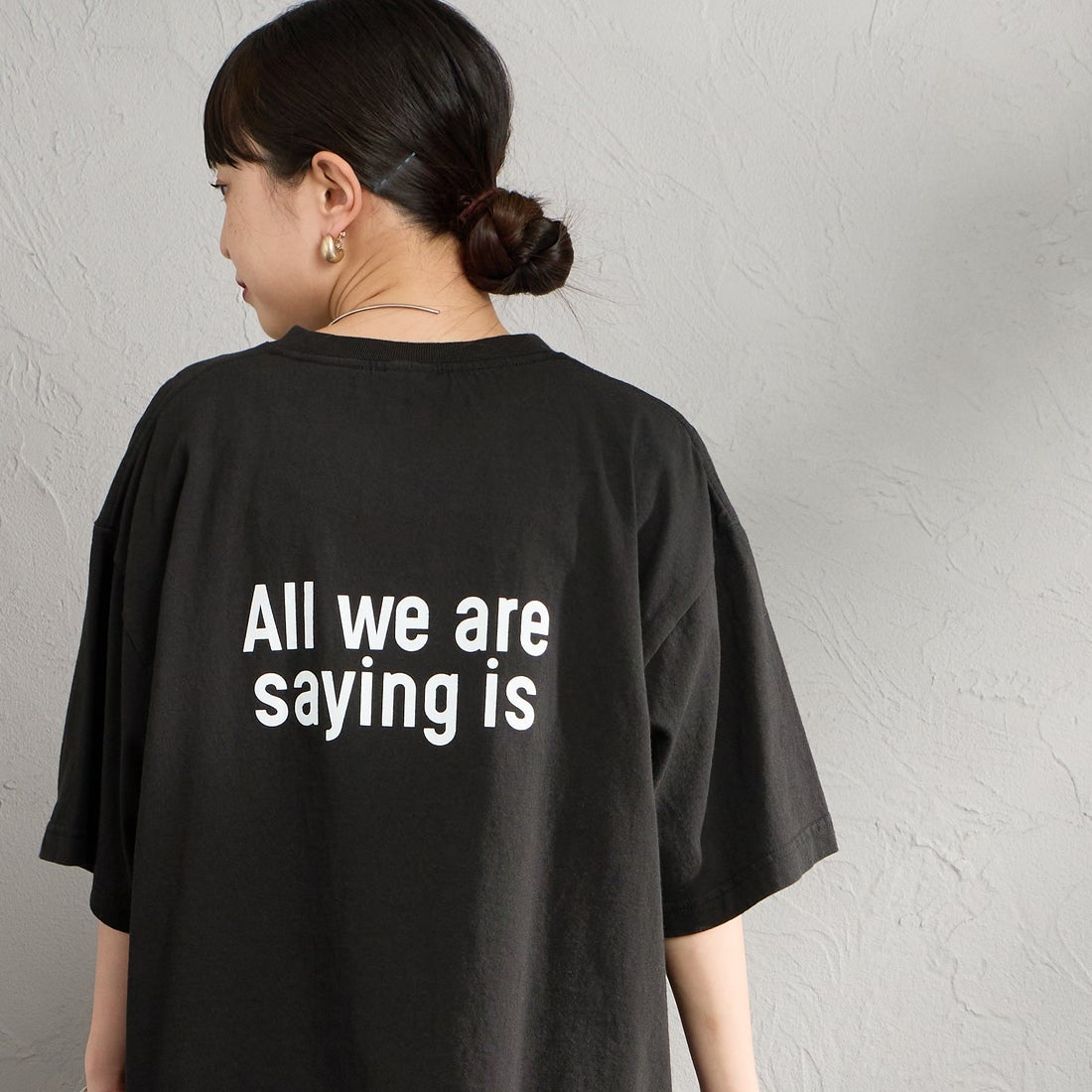FUNG [ファング] GIVE PEACE カットオフ プリントTシャツ [GIVE-PEACE] BLACK &&モデル身長：150cm 着用サイズ：M&&
