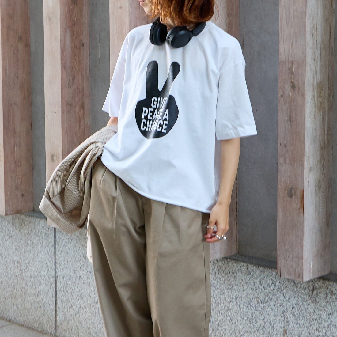 FUNG [ファング] GIVE PEACE カットオフ プリントTシャツ [GIVE-PEACE] WHT/BLACK &&モデル身長：158cm 着用サイズ：M&&