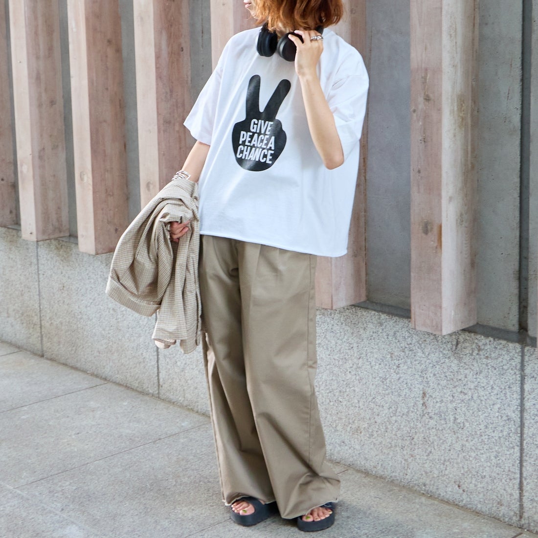 FUNG [ファング] GIVE PEACE カットオフ プリントTシャツ [GIVE-PEACE] WHT/BLACK &&モデル身長：158cm 着用サイズ：M&&