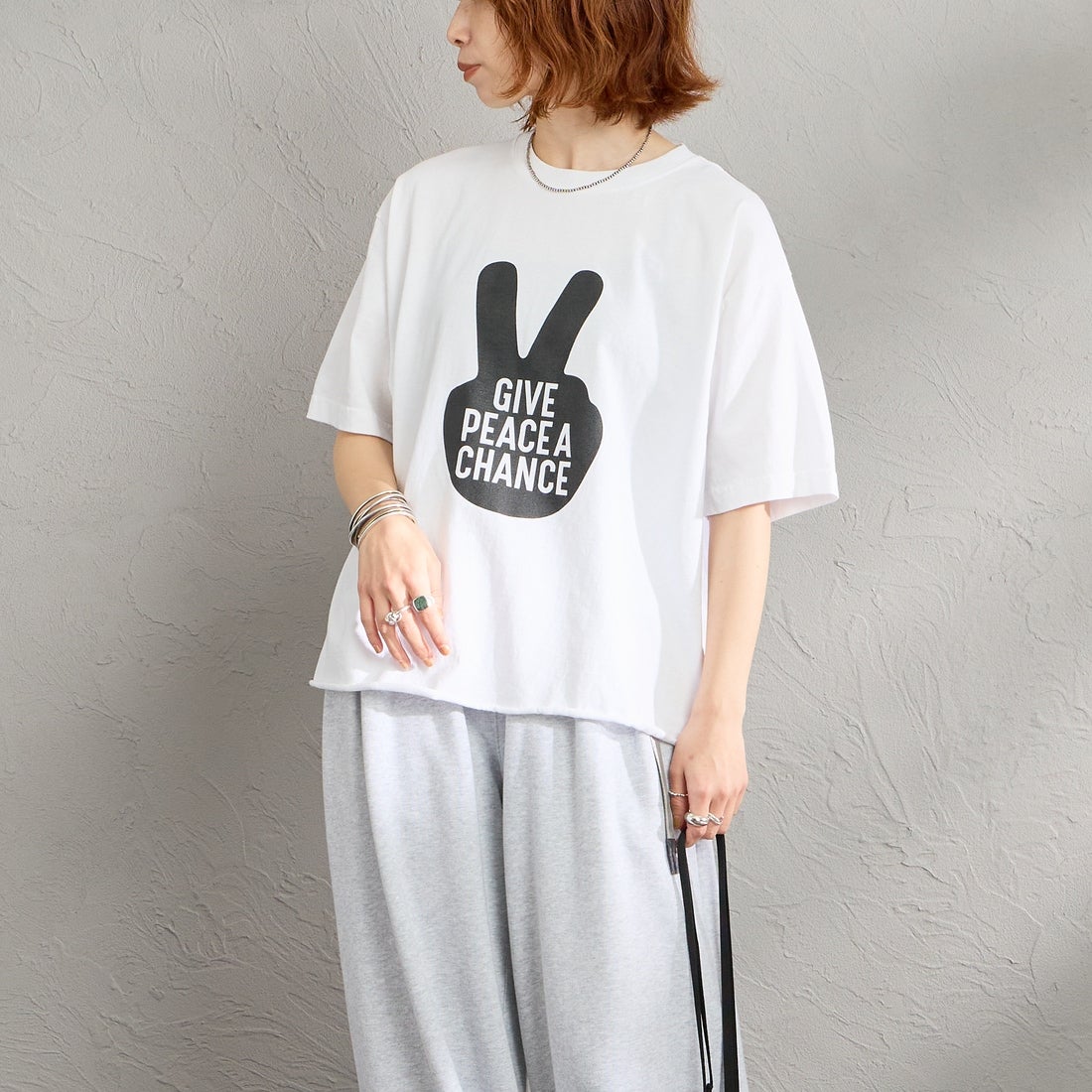 FUNG [ファング] GIVE PEACE カットオフ プリントTシャツ [GIVE-PEACE] WHT/BLACK &&モデル身長：158cm 着用サイズ：M&&