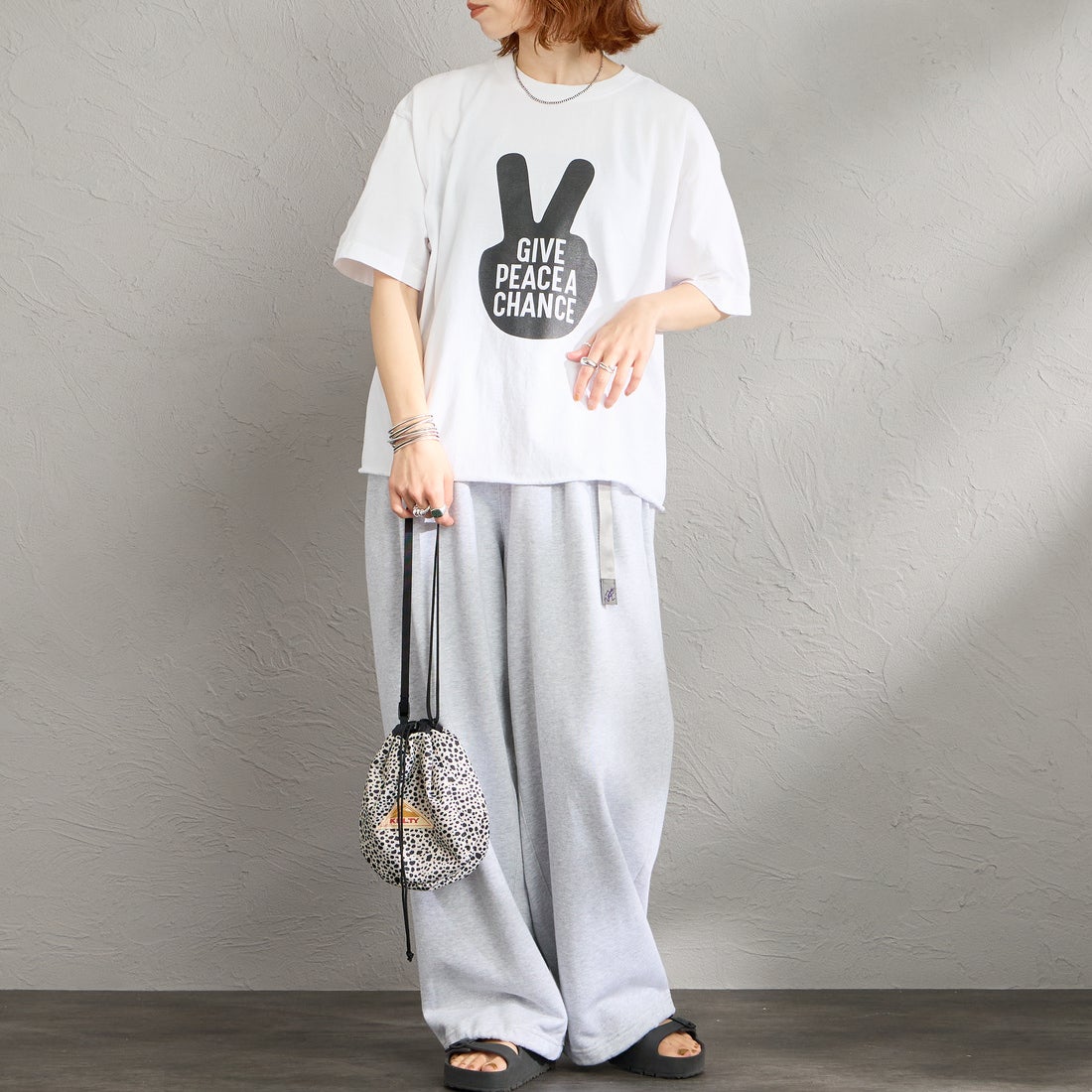FUNG [ファング] GIVE PEACE カットオフ プリントTシャツ [GIVE-PEACE] WHT/BLACK &&モデル身長：158cm 着用サイズ：M&&