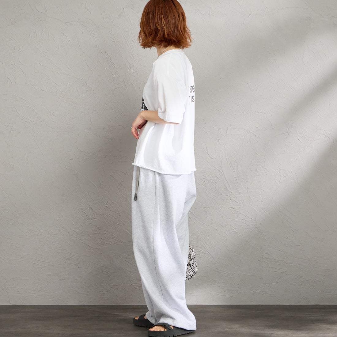 FUNG [ファング] GIVE PEACE カットオフ プリントTシャツ [GIVE-PEACE] WHT/BLACK &&モデル身長：158cm 着用サイズ：M&&