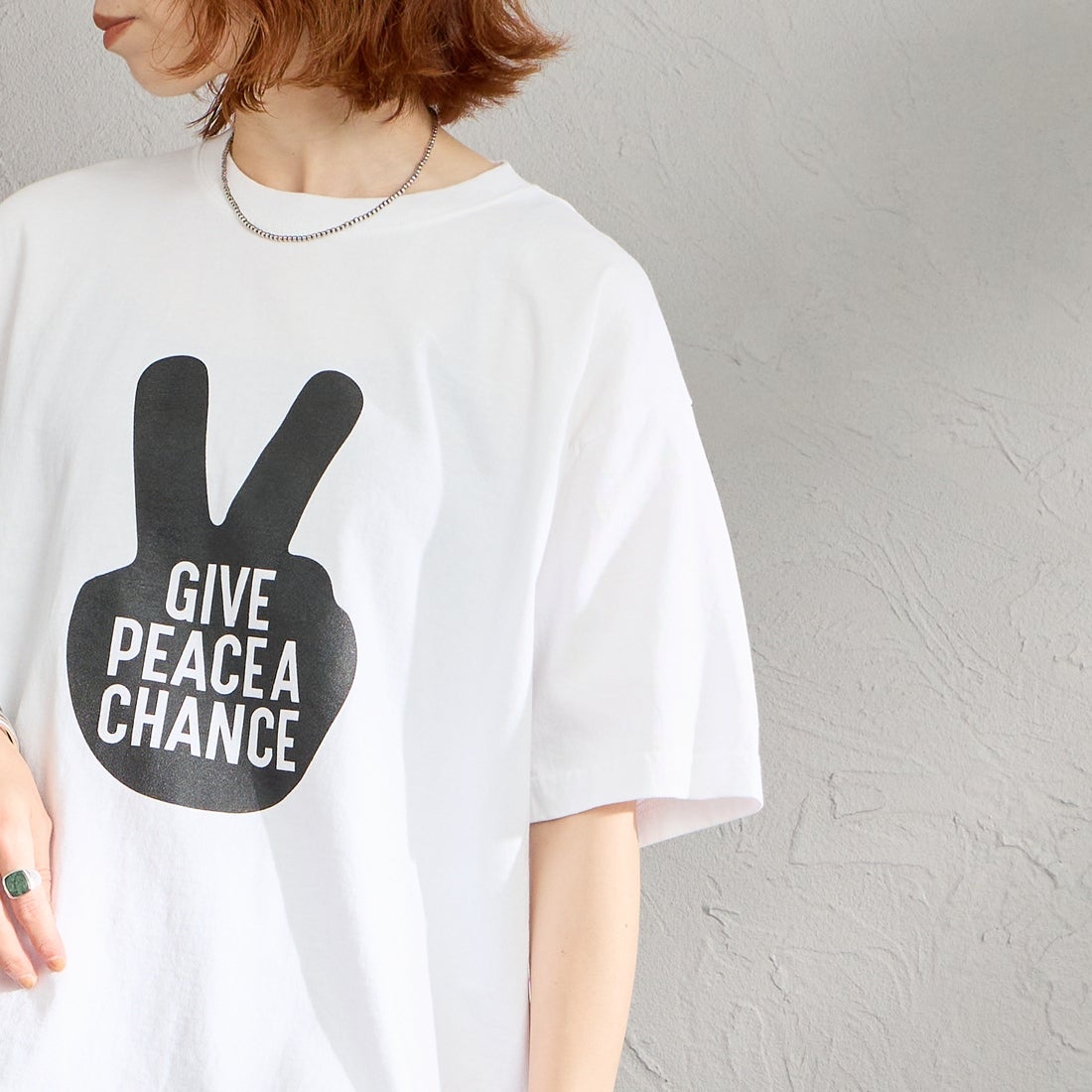 FUNG [ファング] GIVE PEACE カットオフ プリントTシャツ [GIVE-PEACE] WHT/BLACK &&モデル身長：158cm 着用サイズ：M&&
