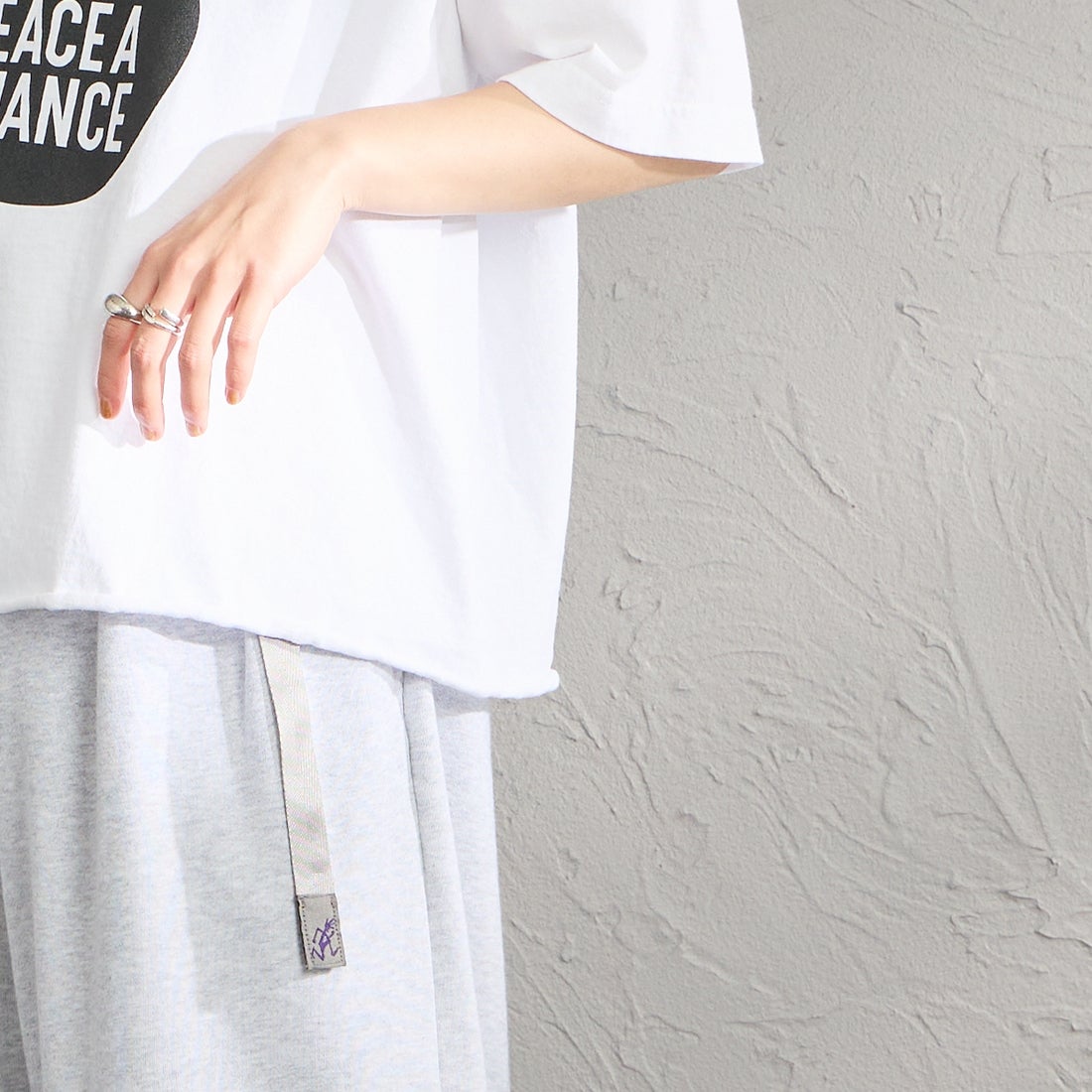 FUNG [ファング] GIVE PEACE カットオフ プリントTシャツ [GIVE-PEACE] WHT/BLACK &&モデル身長：158cm 着用サイズ：M&&