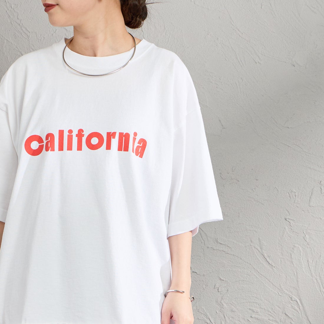 FUNG [ファング] C.ORANGE カットオフ プリントTシャツ [CORANGE] WHT/O.RED &&モデル身長：150cm 着用サイズ：M&&