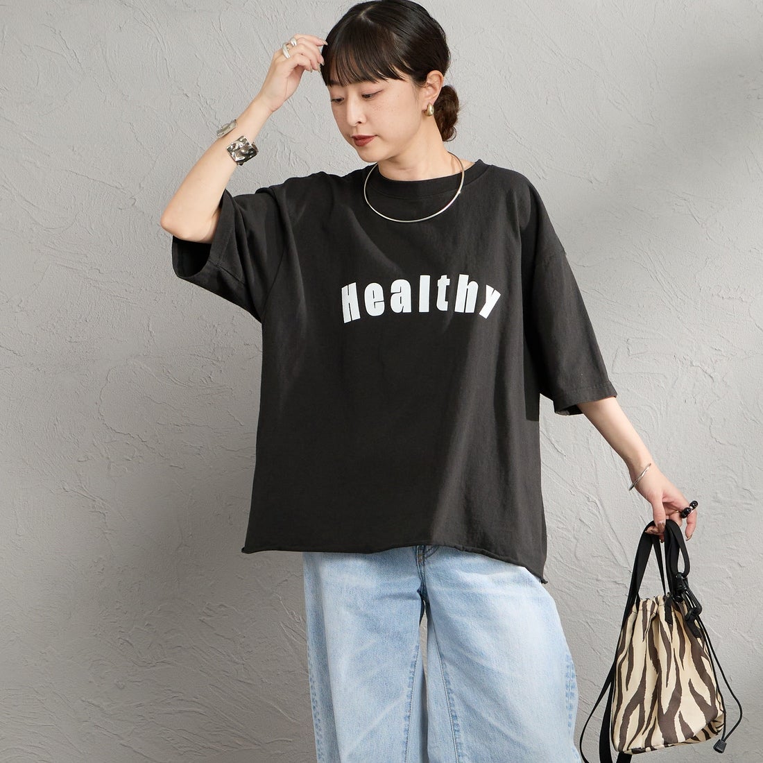 FUNG [ファング] HEALTHY カットオフ プリントTシャツ [HEALTHY] BLACK &&モデル身長：150cm 着用サイズ：M&&