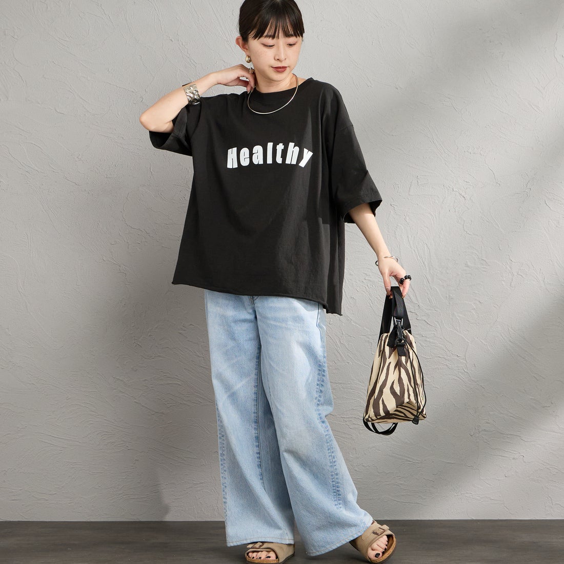 FUNG [ファング] HEALTHY カットオフ プリントTシャツ [HEALTHY] BLACK &&モデル身長：150cm 着用サイズ：M&&