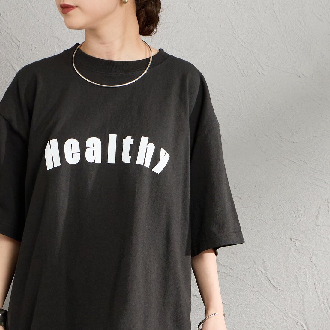 FUNG [ファング] HEALTHY カットオフ プリントTシャツ [HEALTHY] BLACK &&モデル身長：150cm 着用サイズ：M&&