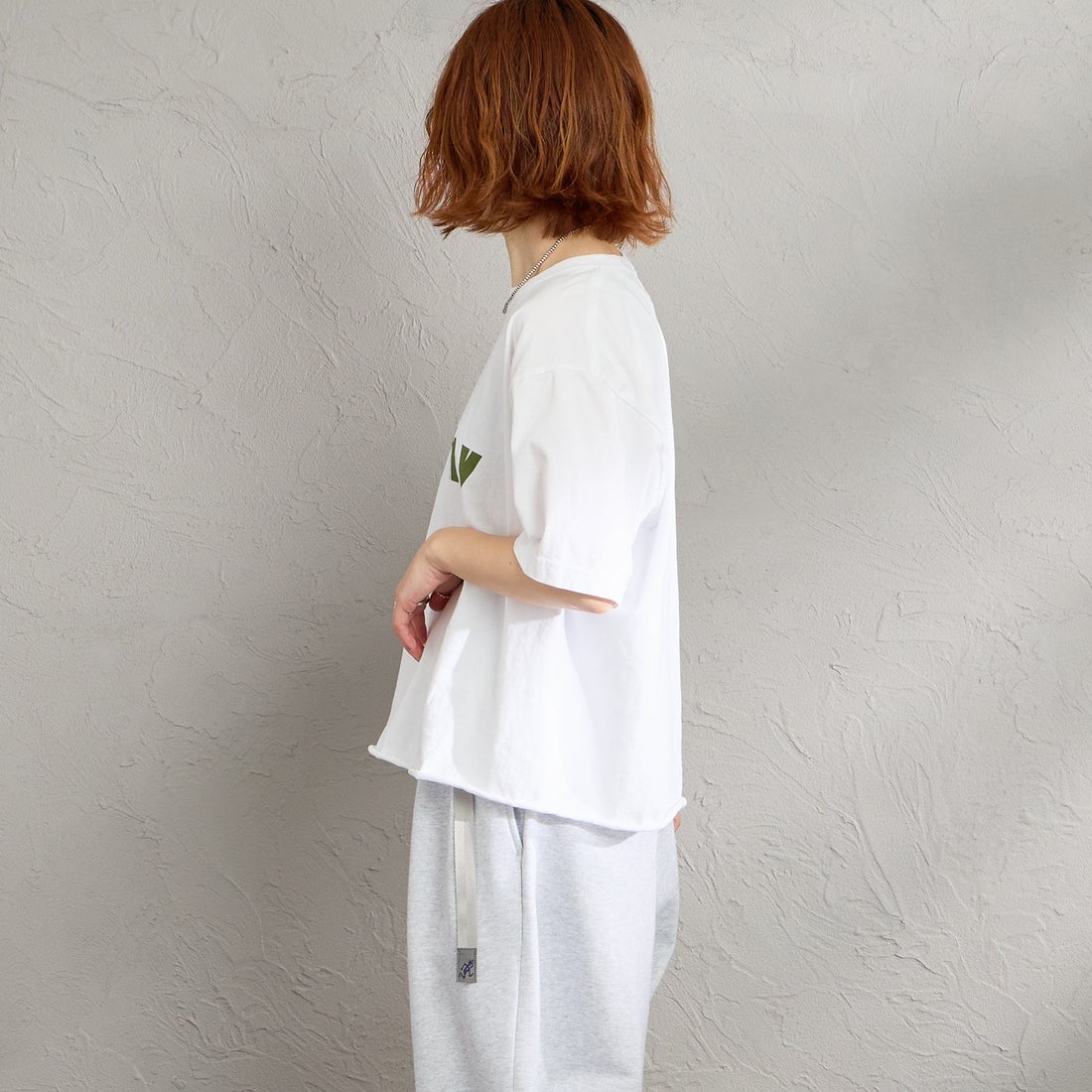 FUNG [ファング] HEALTHY カットオフ プリントTシャツ [HEALTHY] WHT/O.GRN &&モデル身長：158cm 着用サイズ：M&&