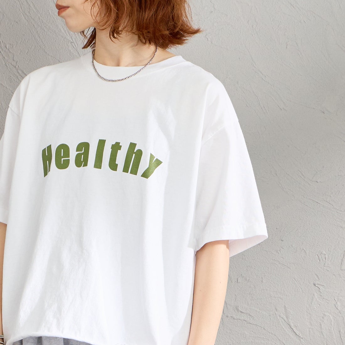FUNG [ファング] HEALTHY カットオフ プリントTシャツ [HEALTHY] WHT/O.GRN &&モデル身長：158cm 着用サイズ：M&&