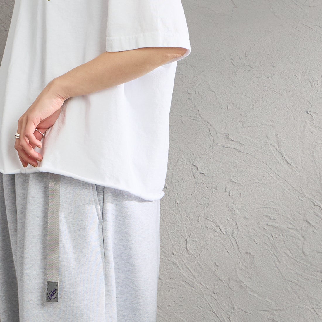 FUNG [ファング] HEALTHY カットオフ プリントTシャツ [HEALTHY] WHT/O.GRN &&モデル身長：158cm 着用サイズ：M&&