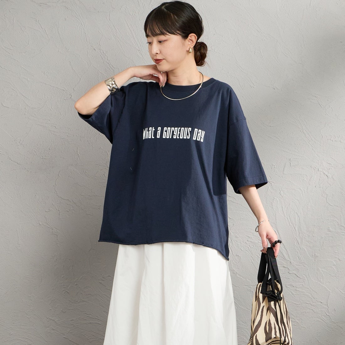 FUNG [ファング] GORGEOUS カットオフ プリントTシャツ [GORGEOUS] NAVY &&モデル身長：150cm 着用サイズ：M&&