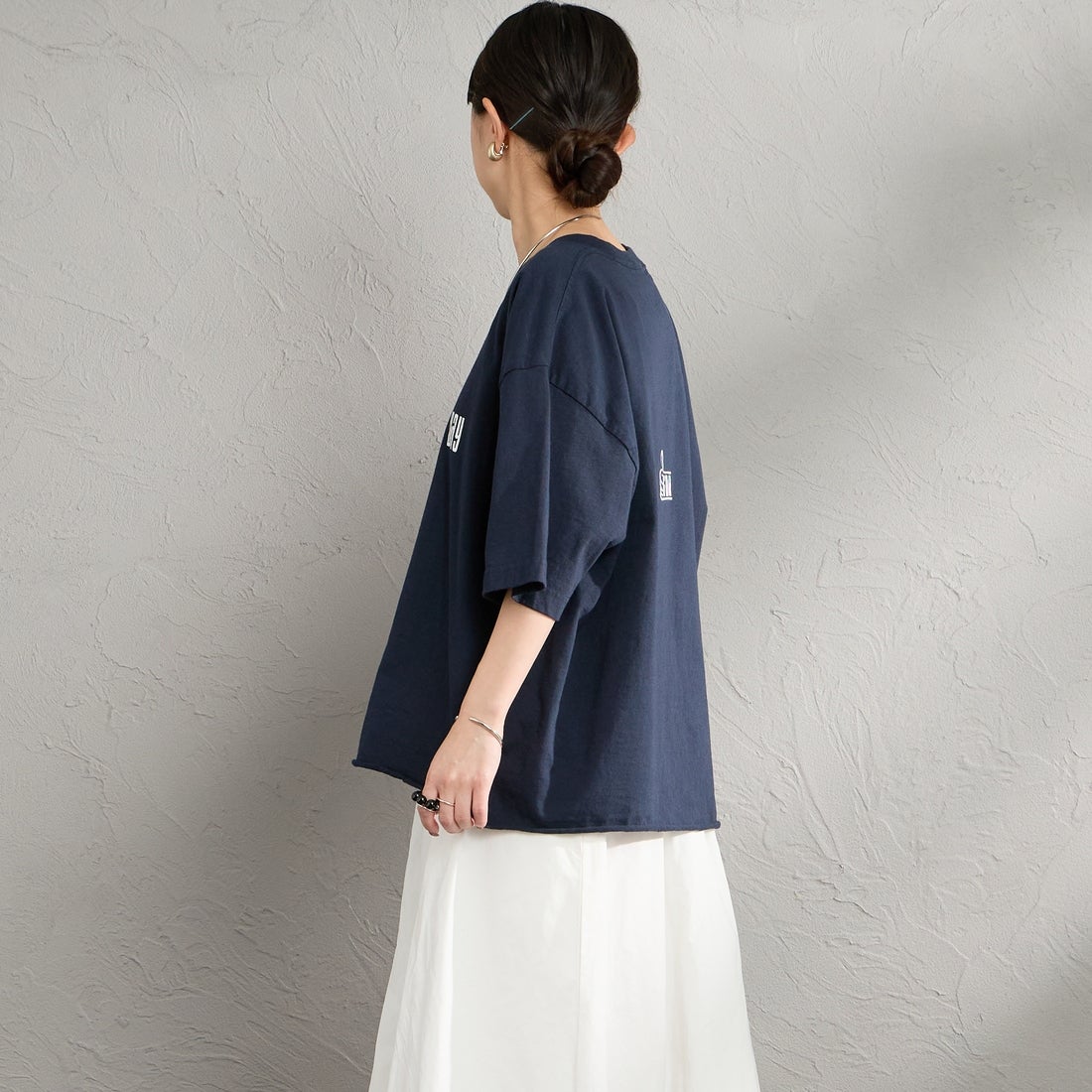 FUNG [ファング] GORGEOUS カットオフ プリントTシャツ [GORGEOUS] NAVY &&モデル身長：150cm 着用サイズ：M&&