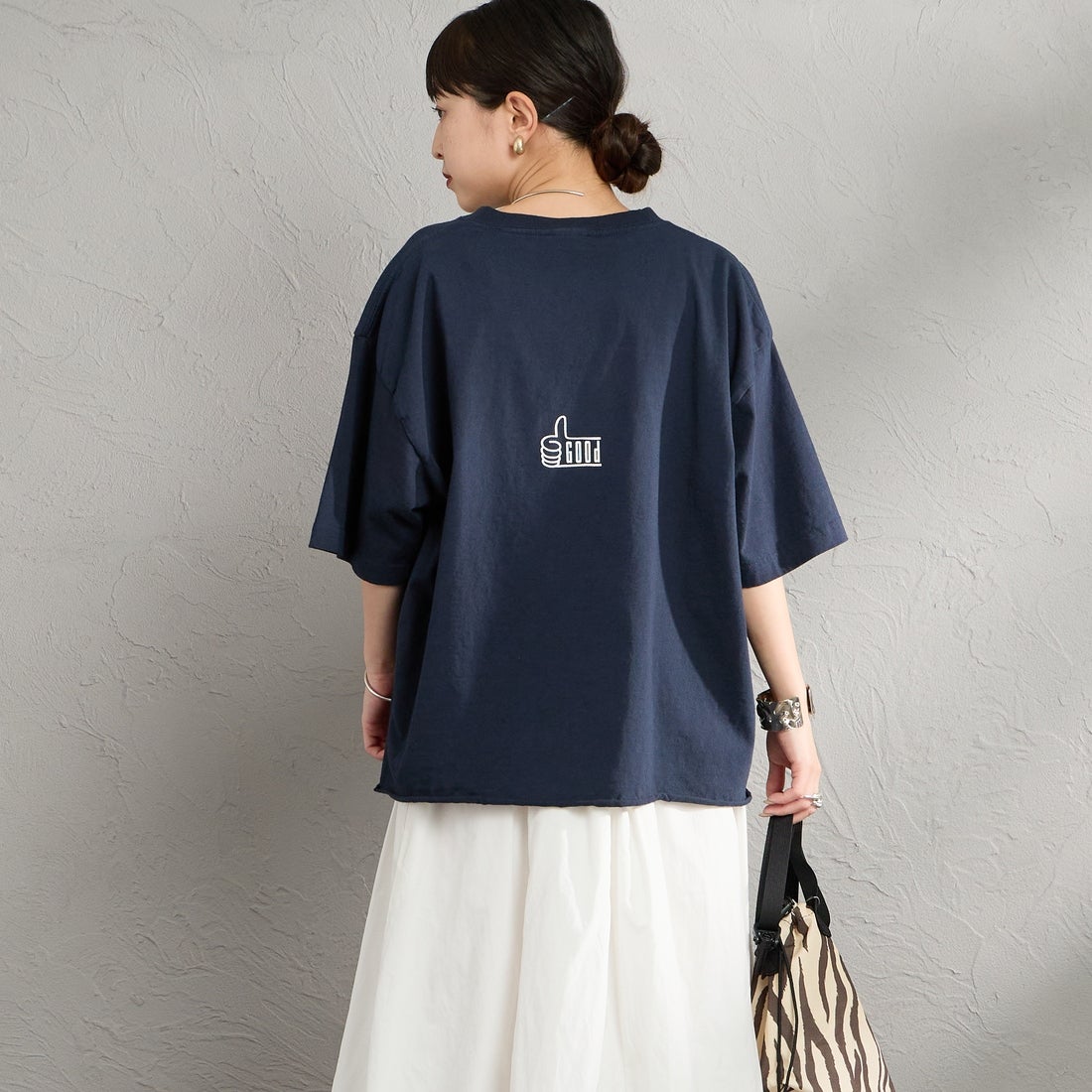 FUNG [ファング] GORGEOUS カットオフ プリントTシャツ [GORGEOUS] NAVY &&モデル身長：150cm 着用サイズ：M&&