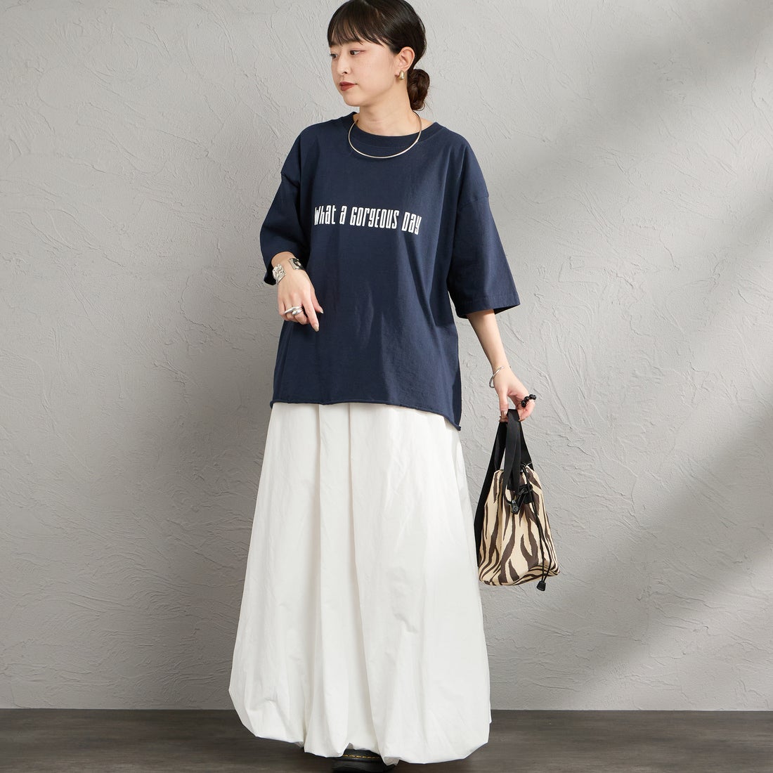 FUNG [ファング] GORGEOUS カットオフ プリントTシャツ [GORGEOUS] NAVY &&モデル身長：150cm 着用サイズ：M&&