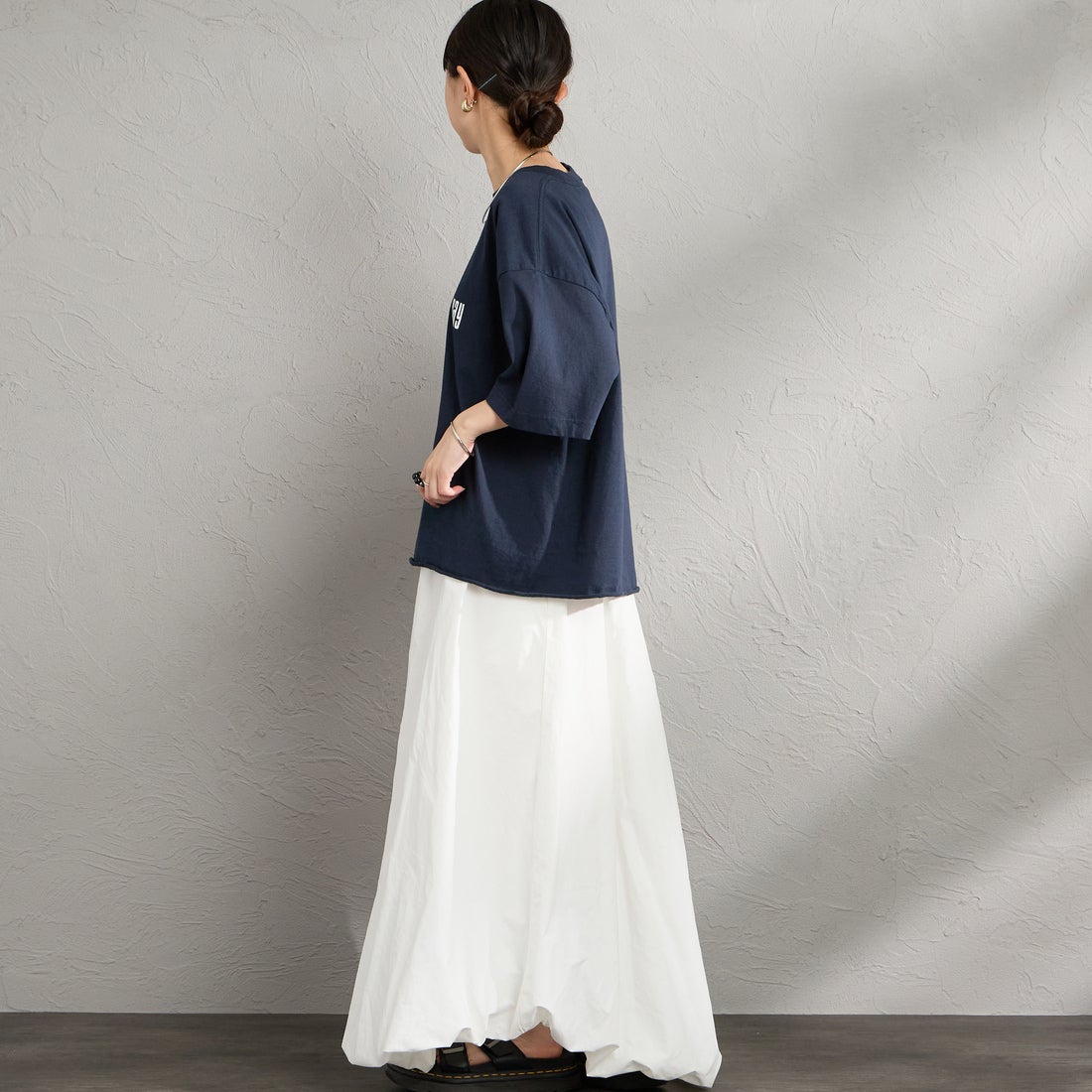 FUNG [ファング] GORGEOUS カットオフ プリントTシャツ [GORGEOUS] NAVY &&モデル身長：150cm 着用サイズ：M&&