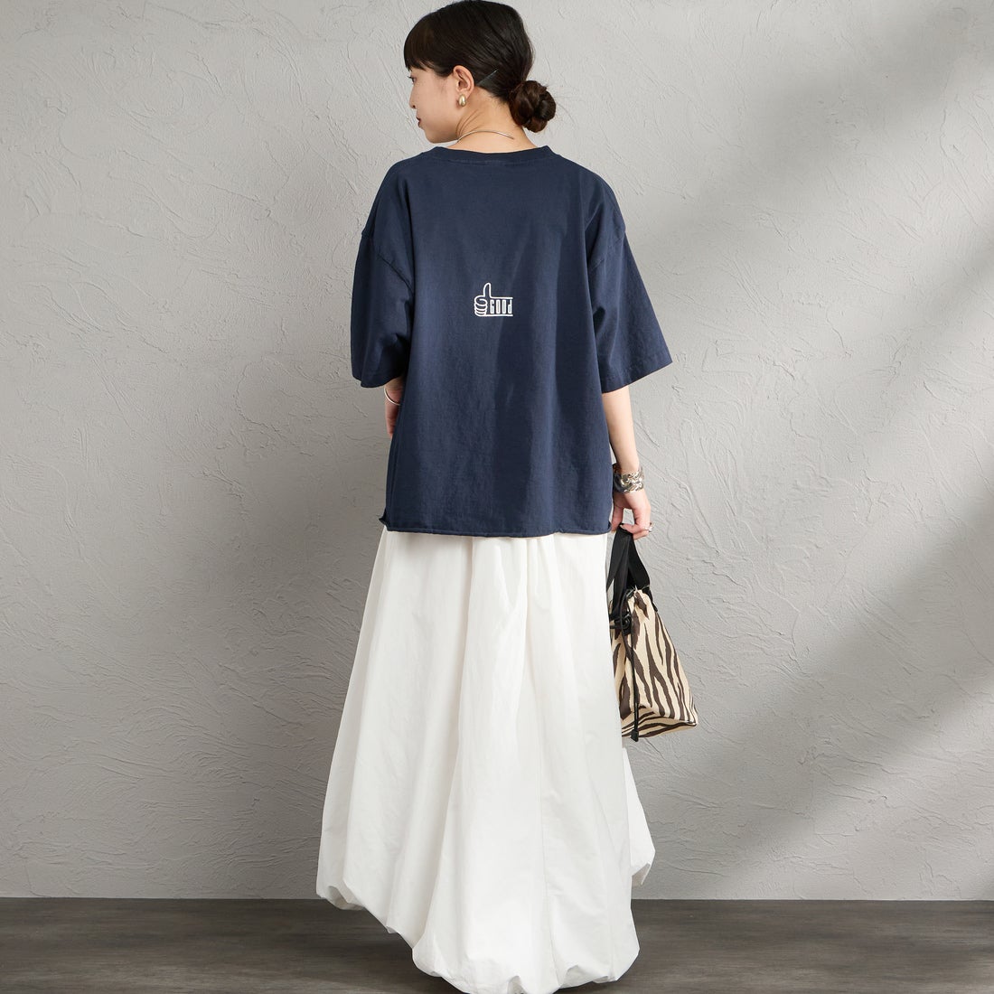 FUNG [ファング] GORGEOUS カットオフ プリントTシャツ [GORGEOUS] NAVY &&モデル身長：150cm 着用サイズ：M&&
