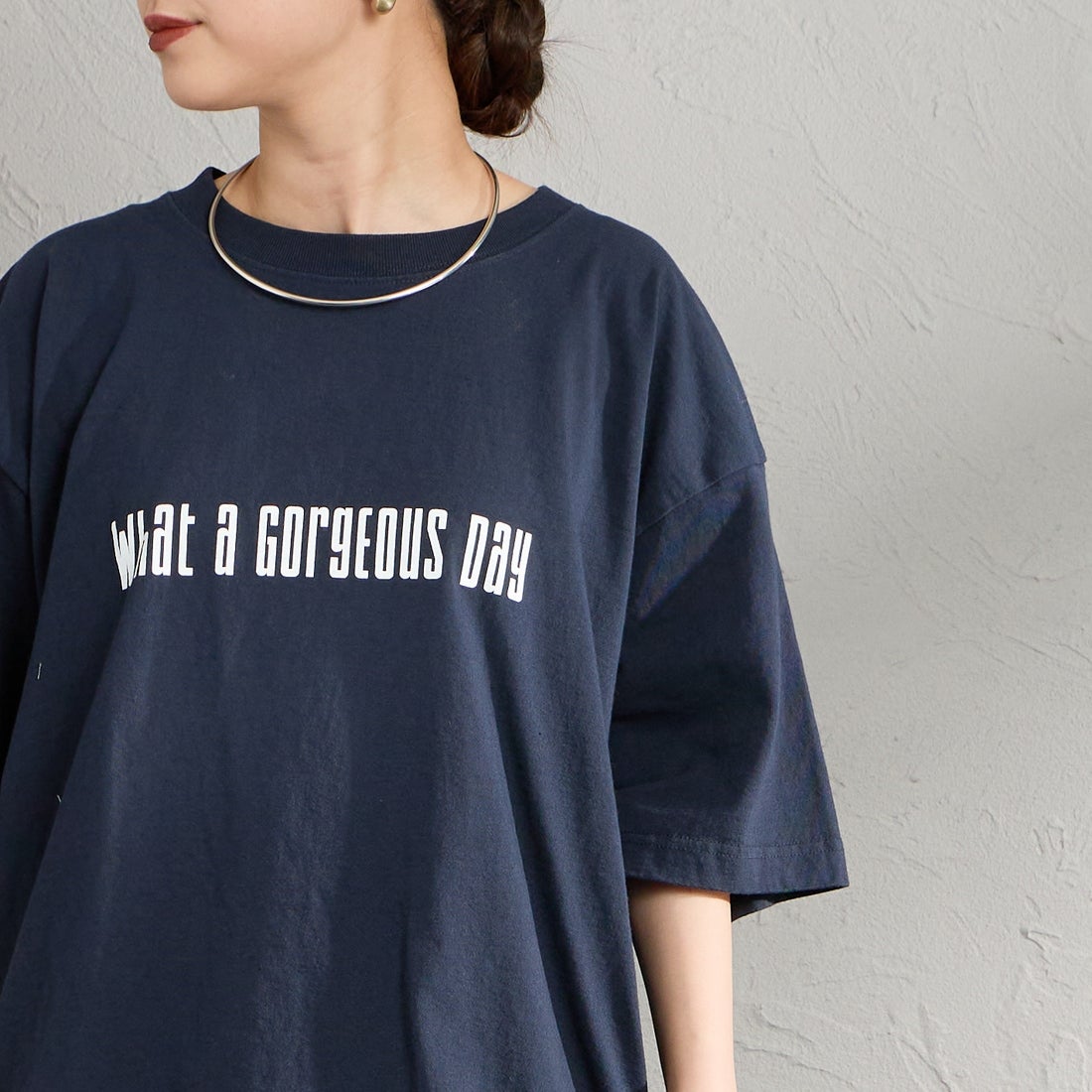 FUNG [ファング] GORGEOUS カットオフ プリントTシャツ [GORGEOUS] NAVY &&モデル身長：150cm 着用サイズ：M&&