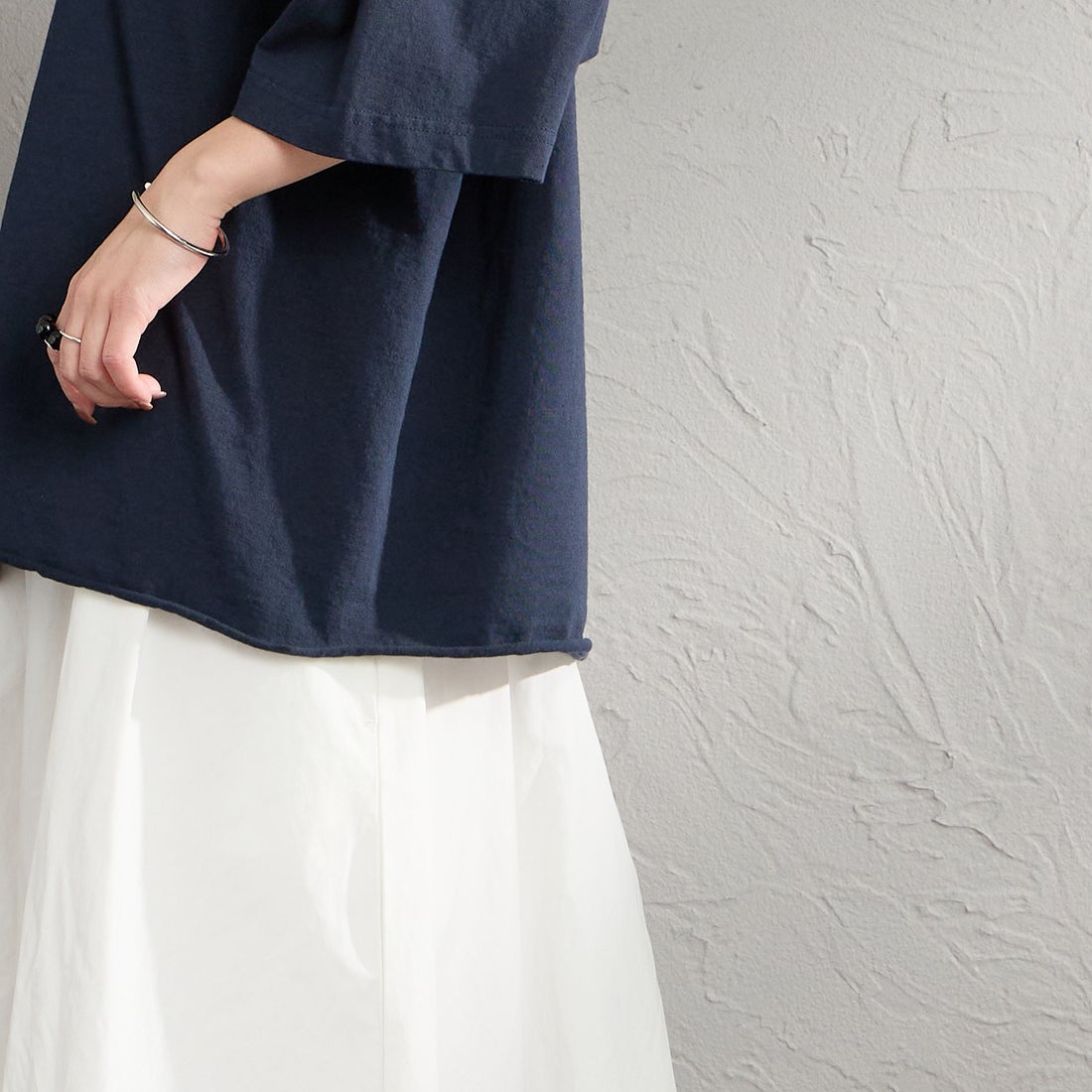 FUNG [ファング] GORGEOUS カットオフ プリントTシャツ [GORGEOUS] NAVY &&モデル身長：150cm 着用サイズ：M&&