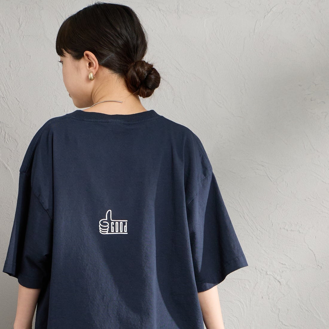 FUNG [ファング] GORGEOUS カットオフ プリントTシャツ [GORGEOUS] NAVY &&モデル身長：150cm 着用サイズ：M&&