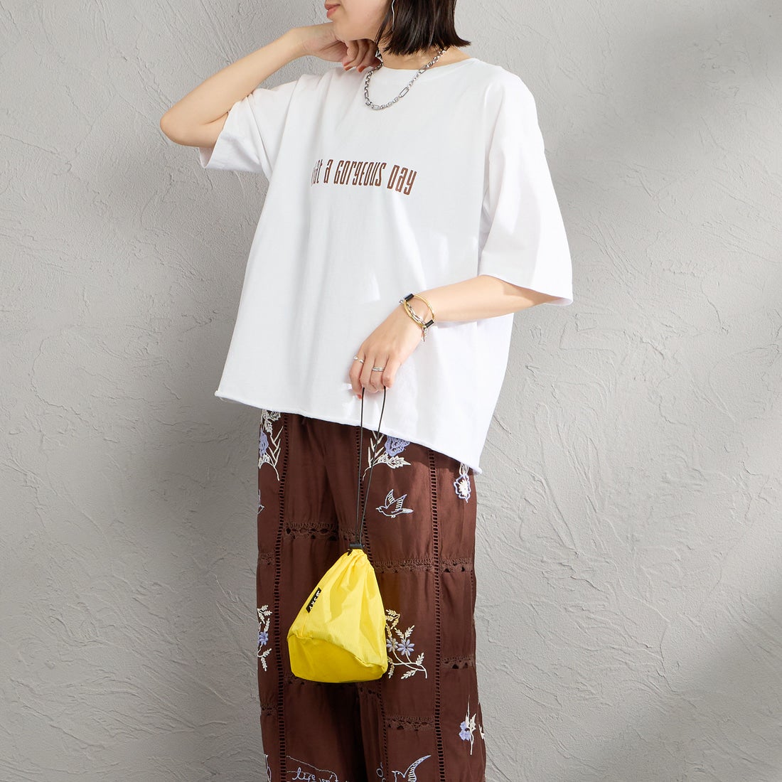 FUNG [ファング] GORGEOUS カットオフ プリントTシャツ [GORGEOUS] WHT/BROWN &&モデル身長：160cm 着用サイズ：M&&