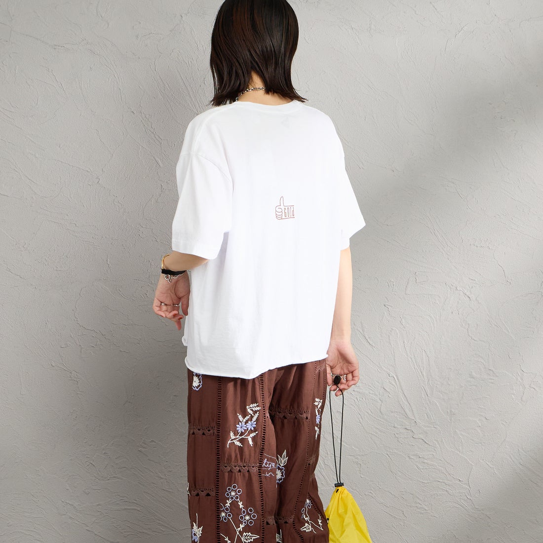 FUNG [ファング] GORGEOUS カットオフ プリントTシャツ [GORGEOUS] WHT/BROWN &&モデル身長：160cm 着用サイズ：M&&