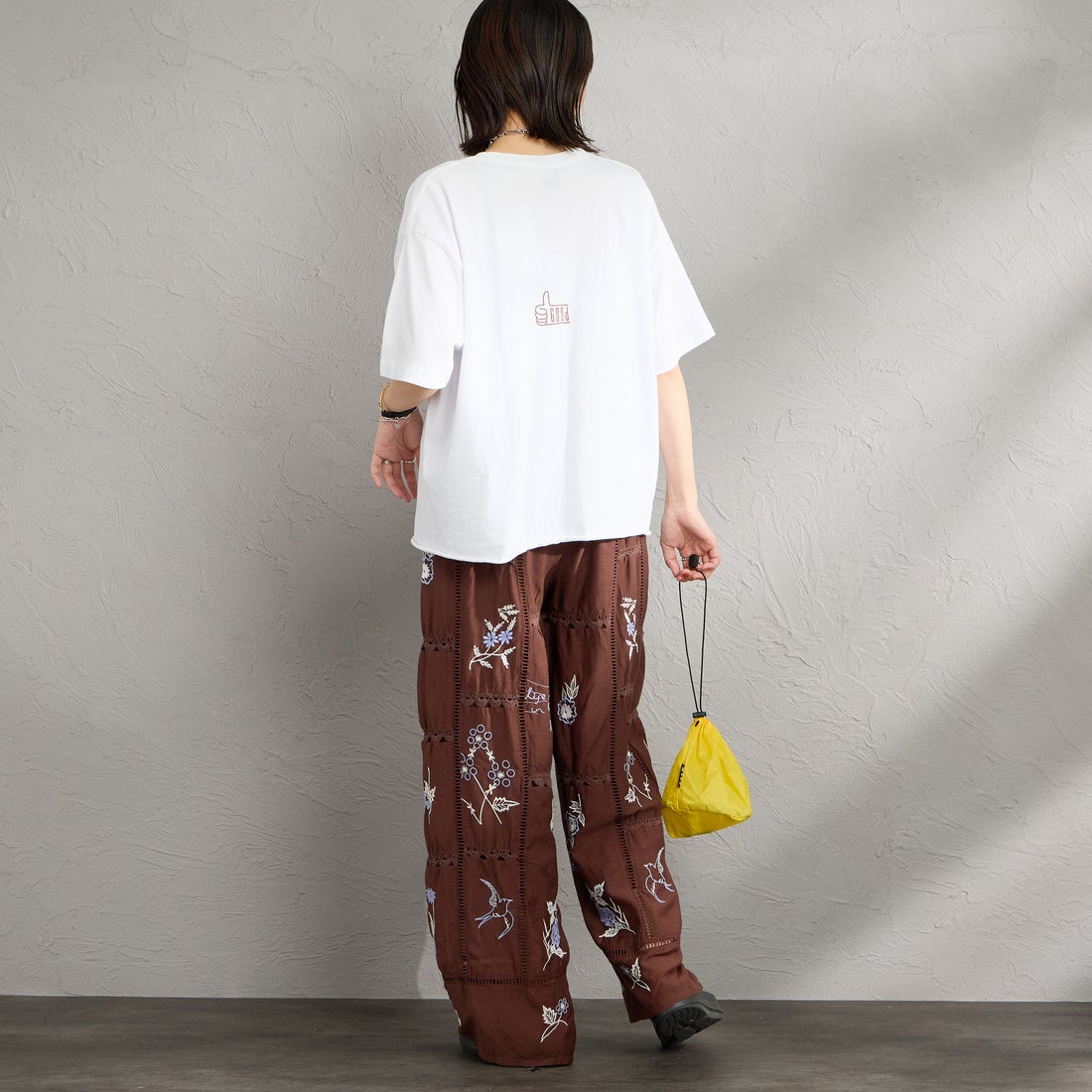 FUNG [ファング] GORGEOUS カットオフ プリントTシャツ [GORGEOUS] WHT/BROWN &&モデル身長：160cm 着用サイズ：M&&