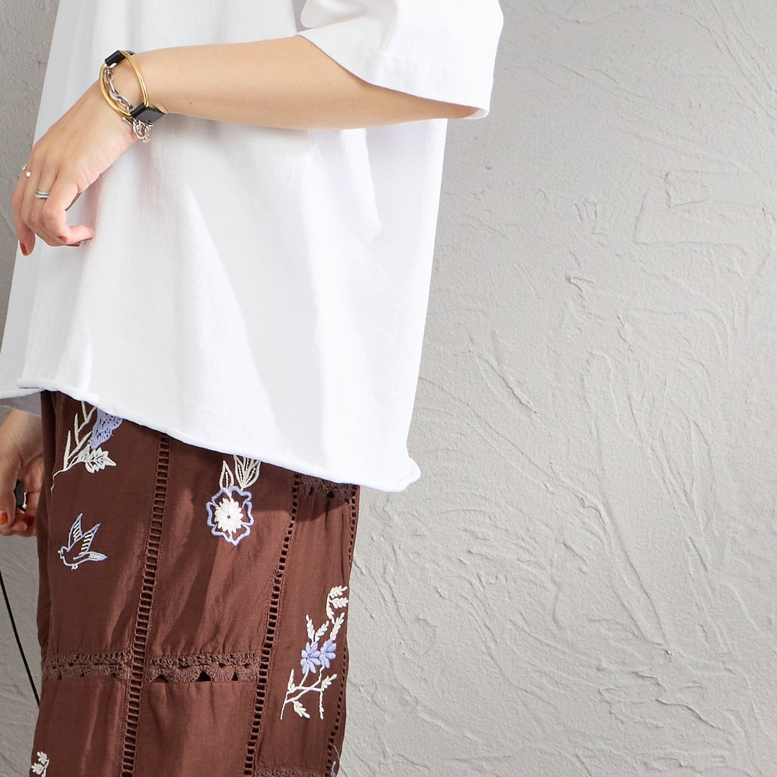 FUNG [ファング] GORGEOUS カットオフ プリントTシャツ [GORGEOUS] WHT/BROWN &&モデル身長：160cm 着用サイズ：M&&