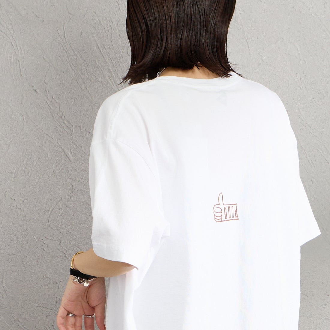FUNG [ファング] GORGEOUS カットオフ プリントTシャツ [GORGEOUS] WHT/BROWN &&モデル身長：160cm 着用サイズ：M&&