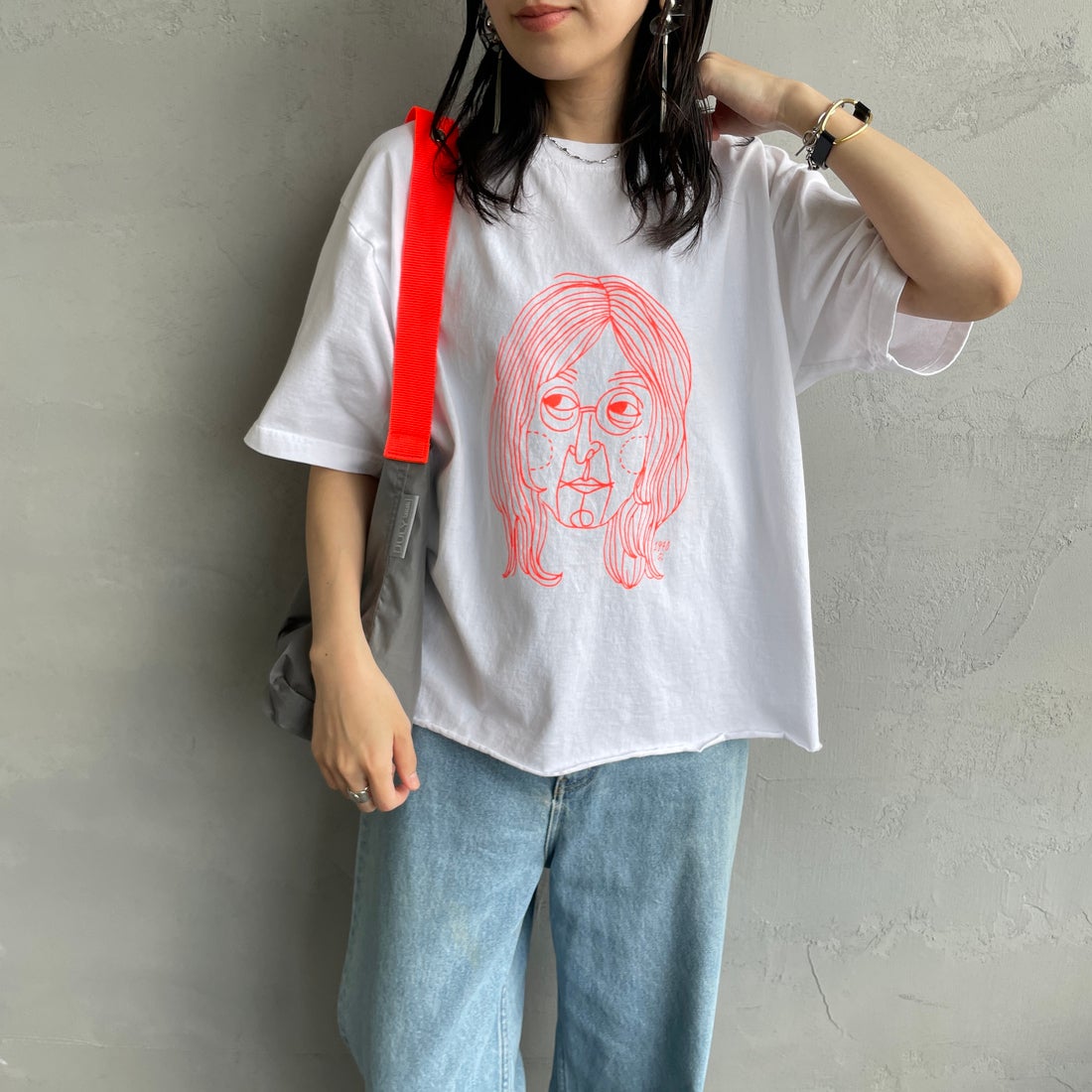 FUNG [ファング] 別注 J カットオフ プリントTシャツ [J-JF] WHT/ORANGE &&モデル身長：160cm 着用サイズ：M&&