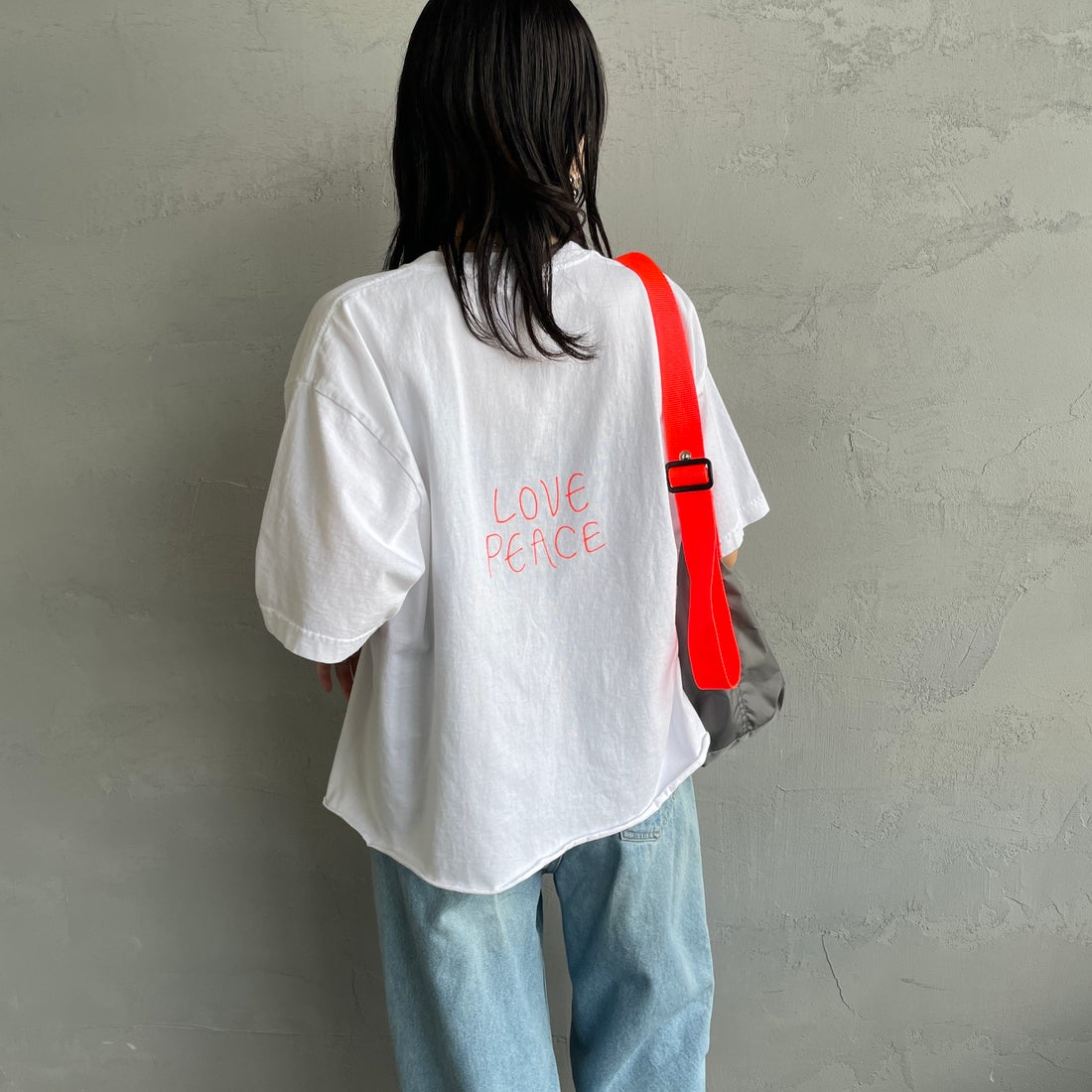 FUNG [ファング] 別注 J カットオフ プリントTシャツ [J-JF] WHT/ORANGE &&モデル身長：160cm 着用サイズ：M&&