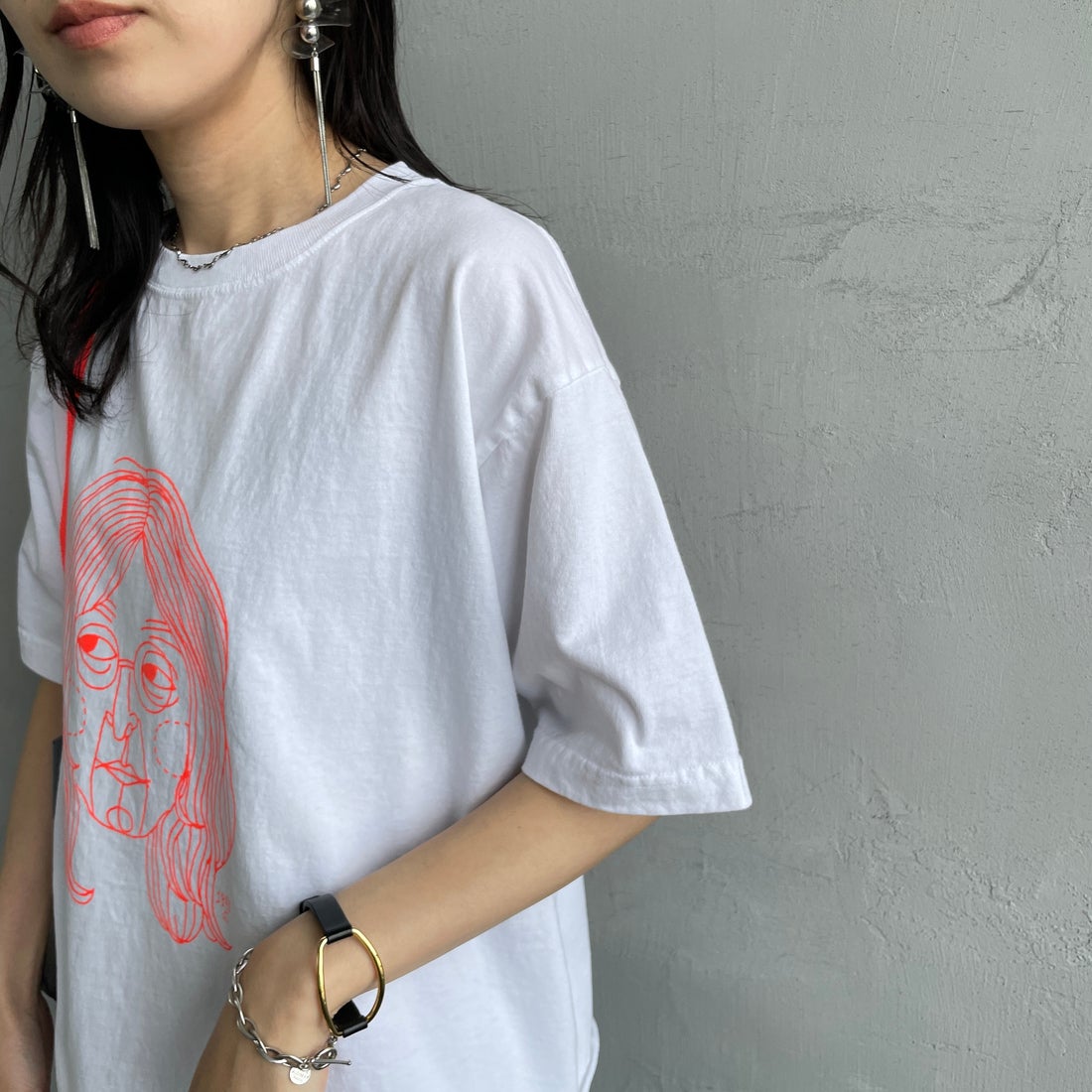 FUNG [ファング] 別注 J カットオフ プリントTシャツ [J-JF] WHT/ORANGE &&モデル身長：160cm 着用サイズ：M&&ング] 別注 J カットオフ プリントTシャツ [J-JF] BLACK
