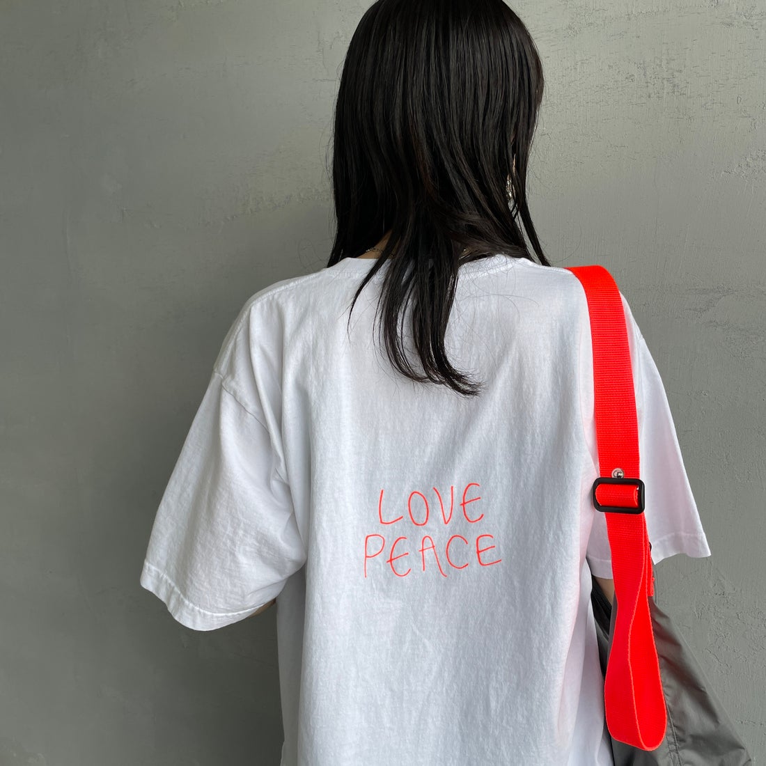 FUNG [ファング] 別注 J カットオフ プリントTシャツ [J-JF] WHT/ORANGE &&モデル身長：160cm 着用サイズ：M&&