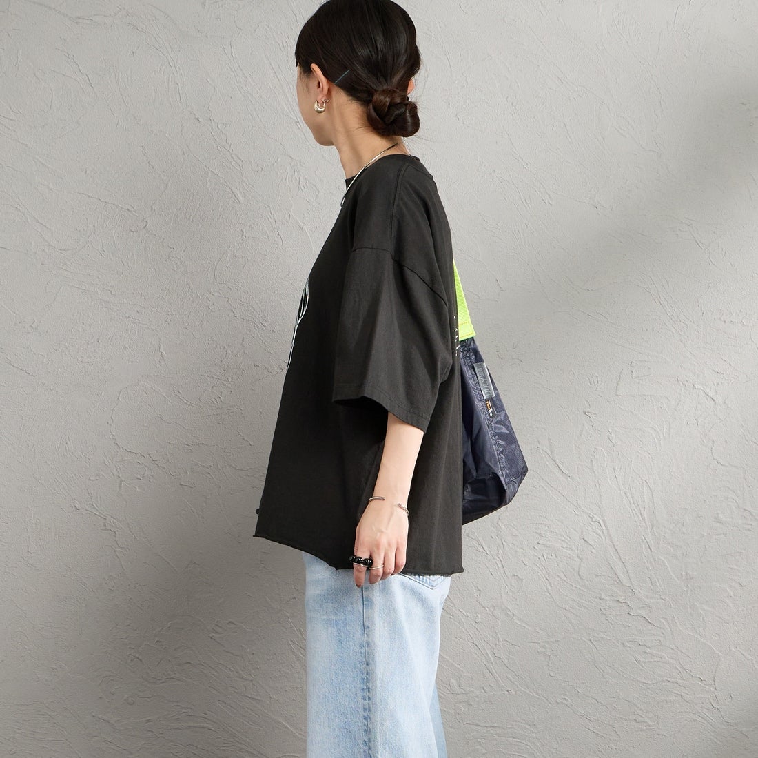 FUNG [ファング] 別注 J カットオフ プリントTシャツ [J-JF] BLACK &&モデル身長：150cm 着用サイズ：M&&