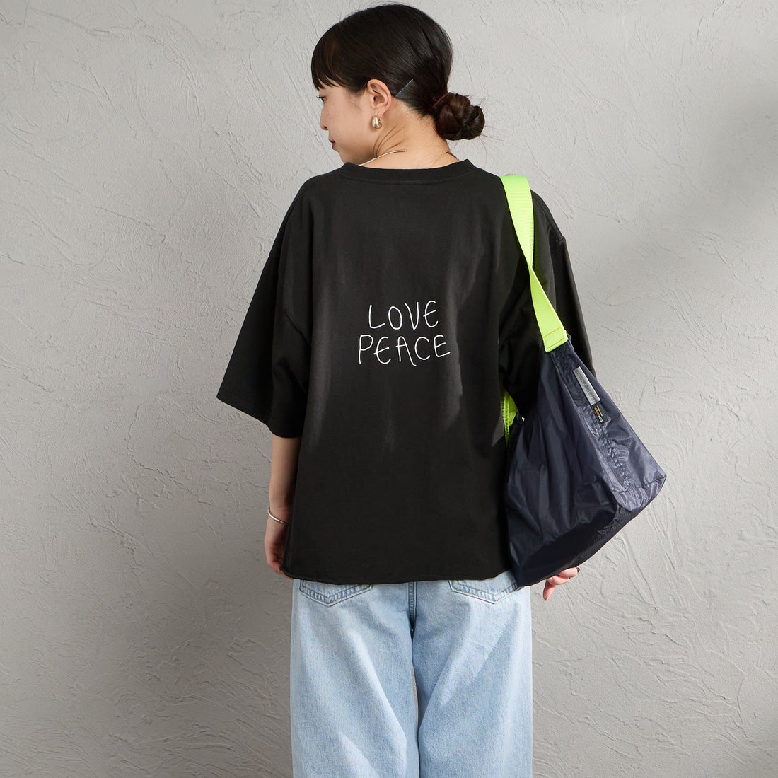 FUNG [ファング] 別注 J カットオフ プリントTシャツ [J-JF] BLACK &&モデル身長：150cm 着用サイズ：M&&