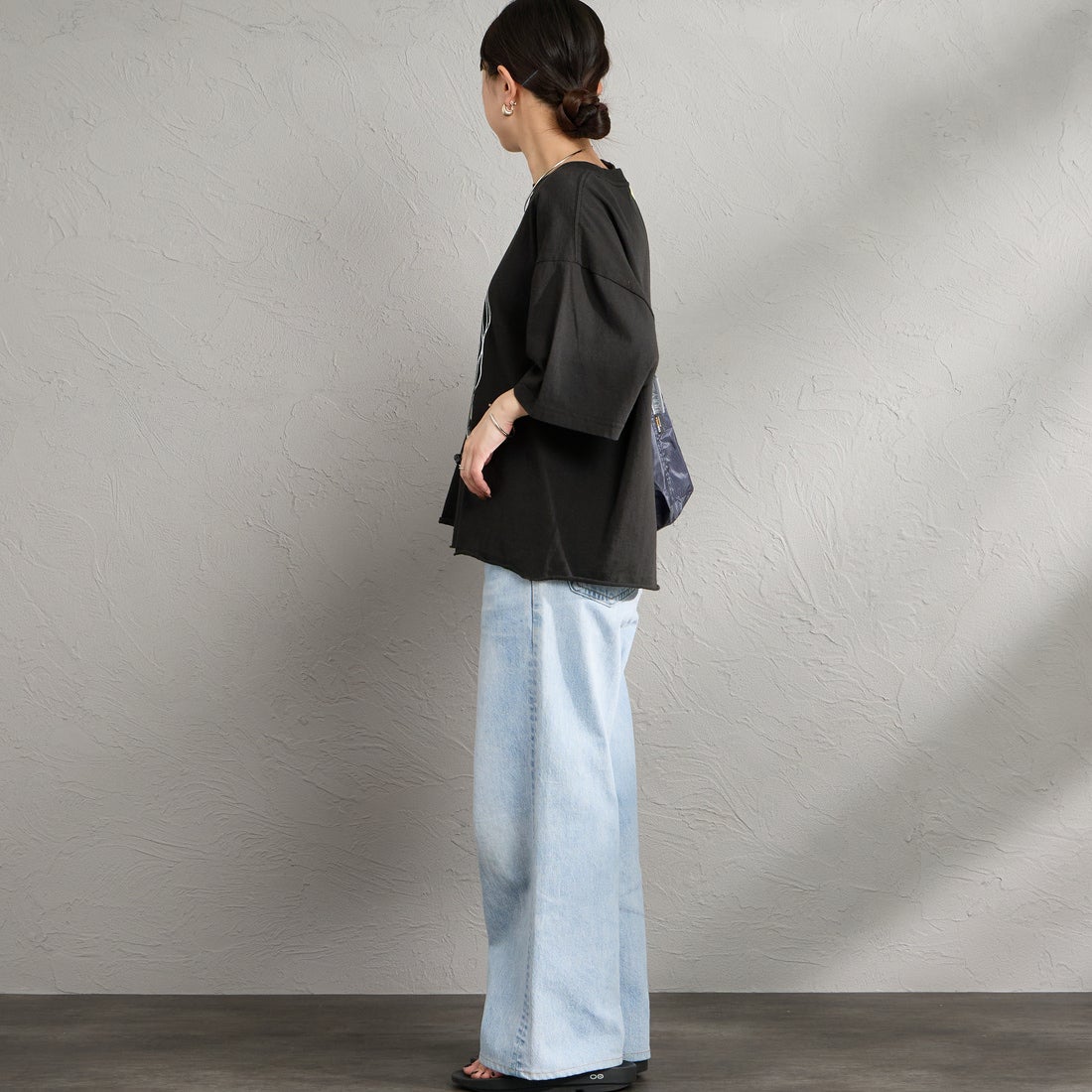 FUNG [ファング] 別注 J カットオフ プリントTシャツ [J-JF] BLACK &&モデル身長：150cm 着用サイズ：M&&
