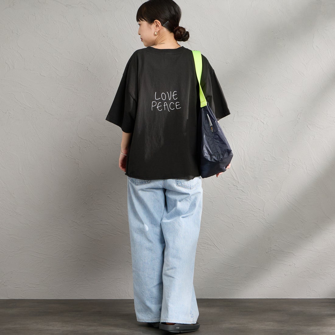 FUNG [ファング] 別注 J カットオフ プリントTシャツ [J-JF] BLACK &&モデル身長：150cm 着用サイズ：M&&