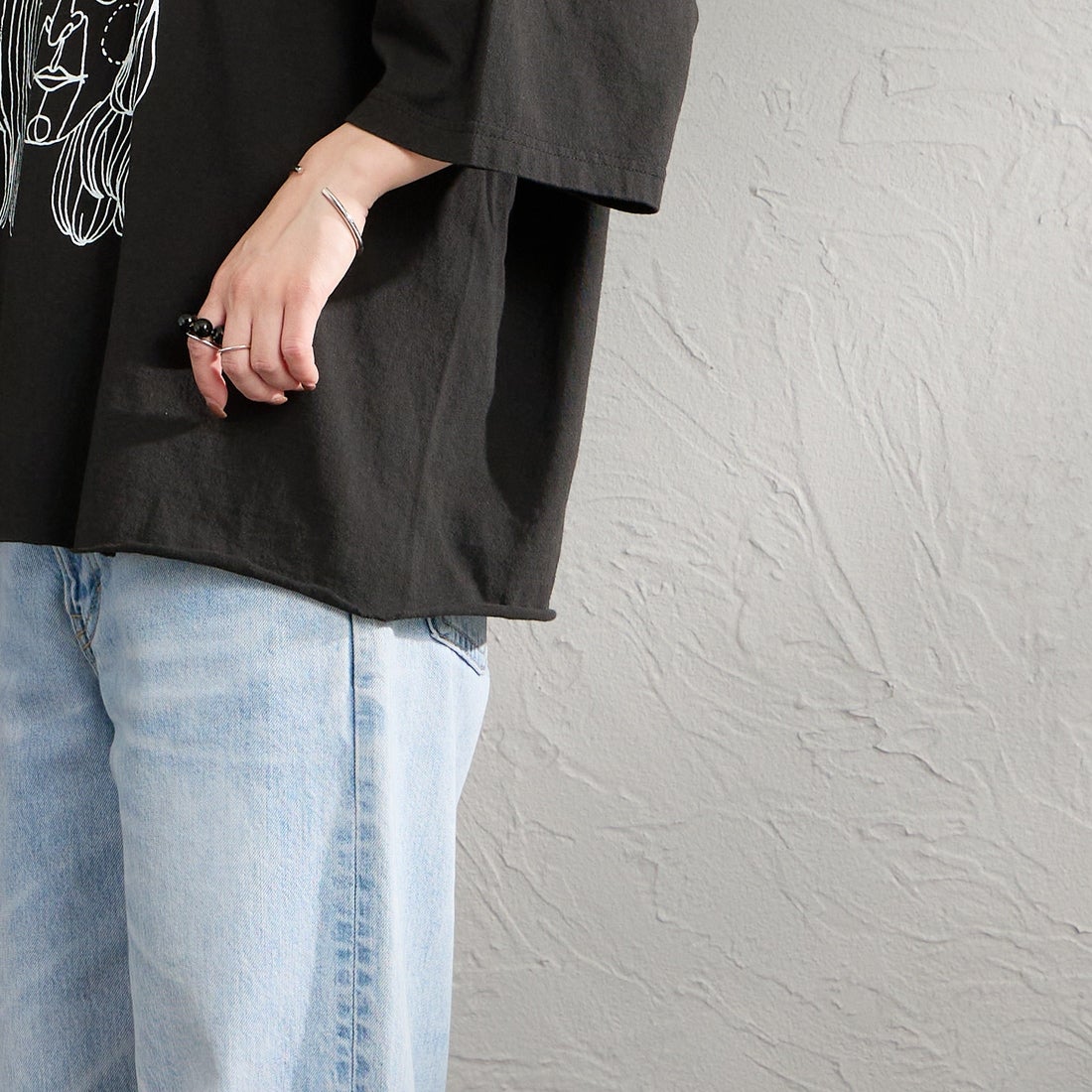 FUNG [ファング] 別注 J カットオフ プリントTシャツ [J-JF] BLACK &&モデル身長：150cm 着用サイズ：M&&