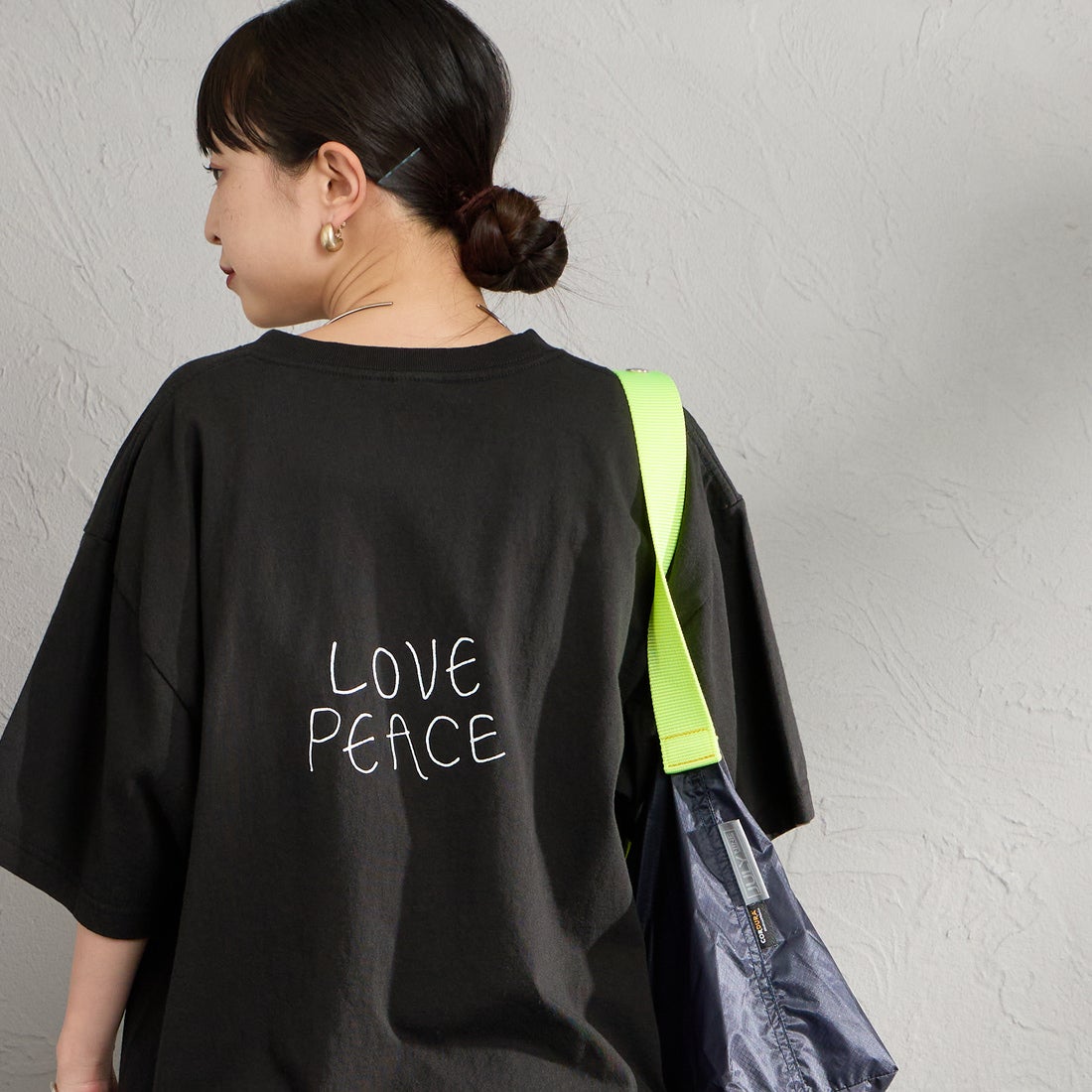 FUNG [ファング] 別注 J カットオフ プリントTシャツ [J-JF] BLACK &&モデル身長：150cm 着用サイズ：M&&