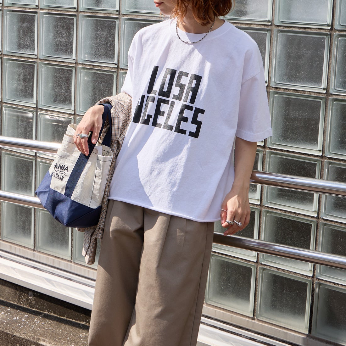 FUNG [ファング] L.A FRONT カットオフ プリントTシャツ [LA-FRONT] WHT/BLACK &&モデル身長：158cm 着用サイズ：M&&