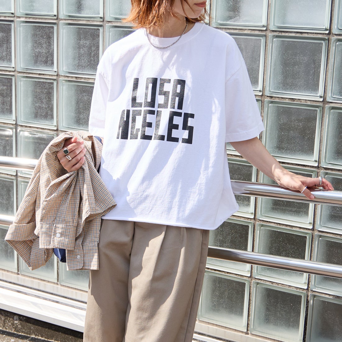 FUNG [ファング] L.A FRONT カットオフ プリントTシャツ [LA-FRONT] WHT/BLACK &&モデル身長：158cm 着用サイズ：M&&