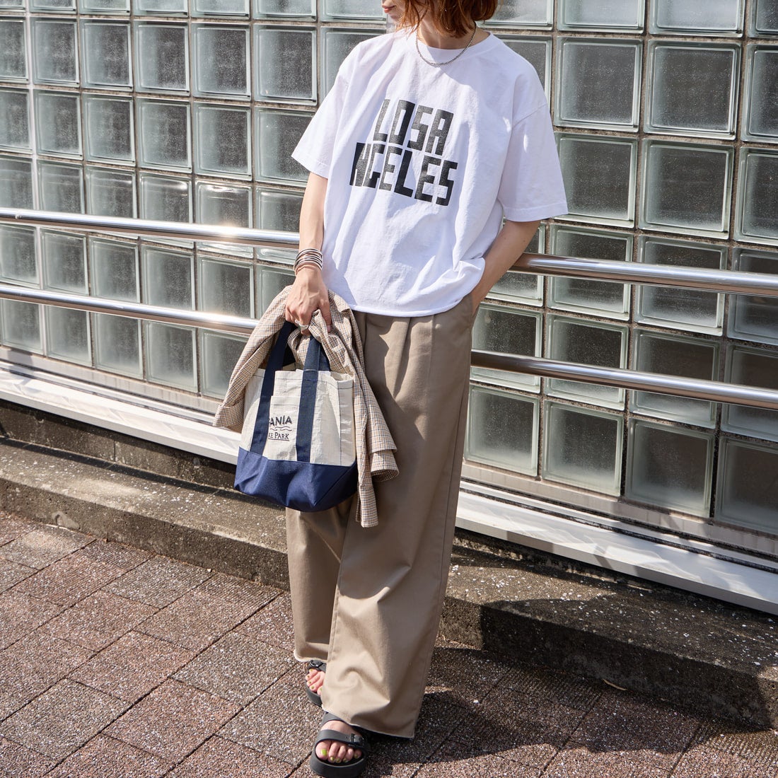 FUNG [ファング] L.A FRONT カットオフ プリントTシャツ [LA-FRONT] WHT/BLACK &&モデル身長：158cm 着用サイズ：M&&